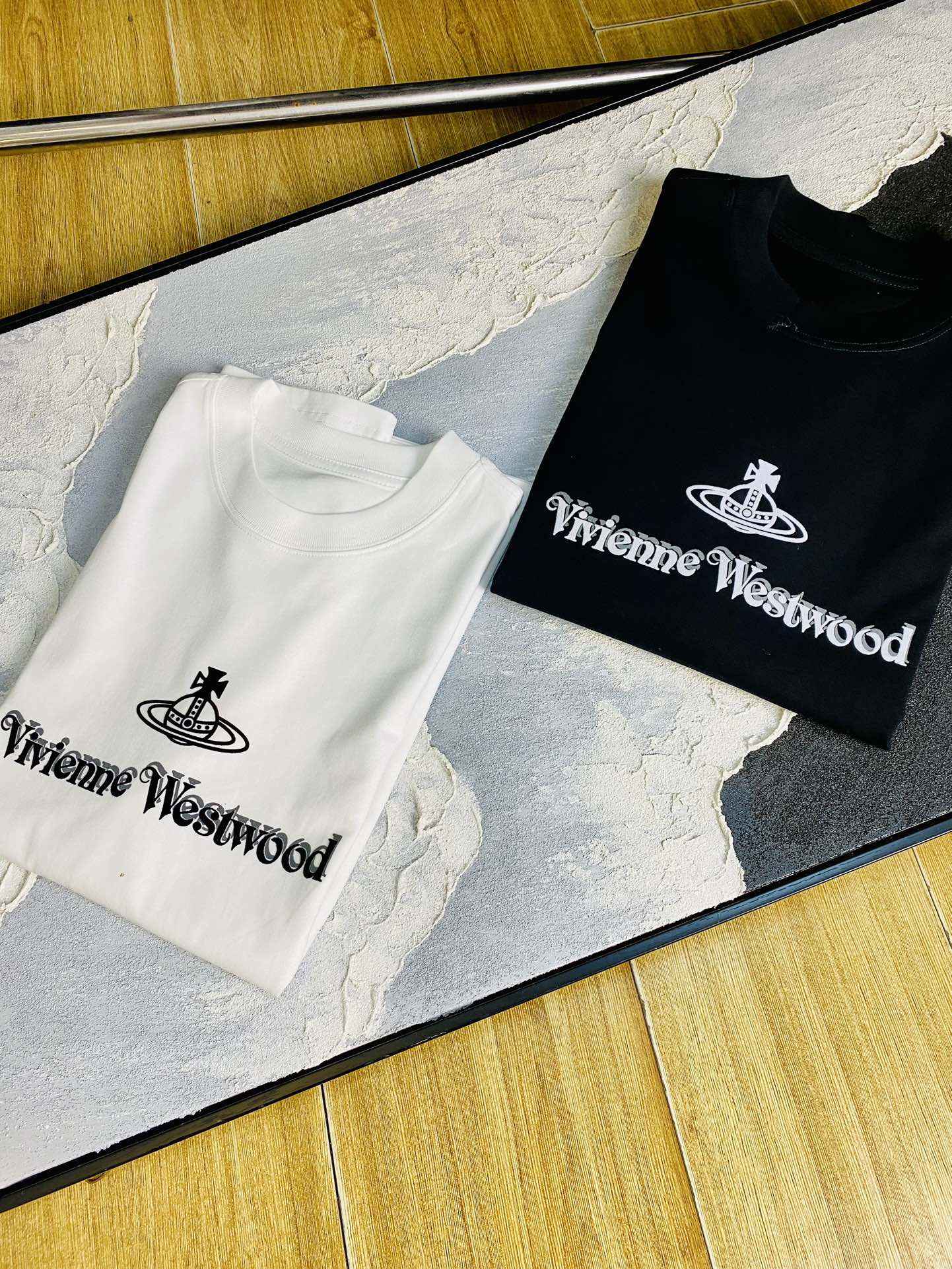 NO:503905,Wearing 240 pounds, gospel of fat man, couple suit, Queen Mother Vivienne, original single quality, latest 2025, men's short-sleeved T-shirt, selected counter customized top mercerized cotton imported fabric, all details are perfectly 1 to 1 replica, restore the authentic 100% original hardware, high-end customized auxiliary materials, original factory original standard, excellent upper body effect!  S-3XL (175/130 catties S), T-shirt,tees,t-shirt,alexander wang19860909穿240斤 胖子福音 情侣装西太后Vivienne维维安 原单品质 2025最新款 男装短袖T恤 精选专柜订制顶级丝光棉进口面料 所有细节做工完美1比1复刻 还原正品百分百 原版五金 高端订制辅料 原厂原标 上身效果超赞！码数偏大S-3XL(175/130斤穿S),,T-shirt,tees，t-shirt,alexander wang,Men's clothing