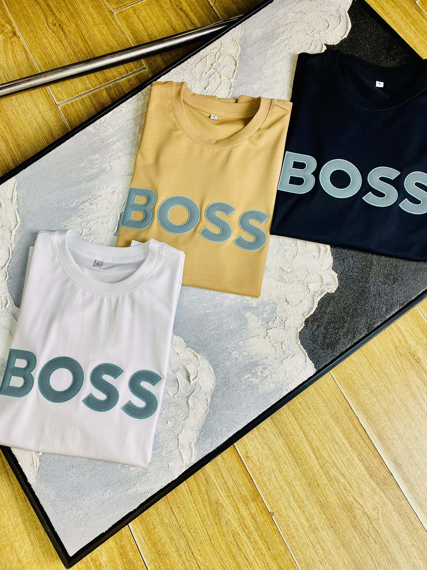 NO:161648,The same style on the official website can wear 205 kilograms Hugo Boss original single quality 2025 latest short-sleeved style selected counter custom-made top double mercerized cotton imported fabrics. All details are perfectly 100% replica of the original product. Original hardware. High-end customized auxiliary materials. Original original mark. Excellent upper body effect. Number of codes M-4XL,,T-shirt,alexander wang19860909官网同款可穿205斤 雨果博斯Boss 原单品质 2025最新款短袖 精选专柜订制顶级双丝光棉进口面料 所有细节做工完美1比1复刻 还原正品百分百 原版五金 高端订制辅料 原厂原标 上身效果超赞 码数 M-4XL,,T-shirt,alexander wang,Men's clothing