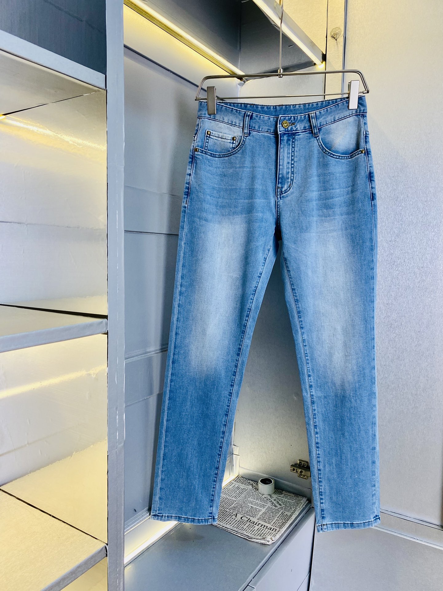 NO:132630,Original single product, 220 kilograms of Louis Vuitton Lv, the new model of early spring counter is available at the same time, fashionable casual pants and elastic jeans, imported original fabric, comfortable and breathable upper body, top craft hardware accessories. The grade is extremely high, the style is super positive, and the upper body is fashionable and stylish!  A must-have item in the closet!  Size 30-40, louis vuitton,louis vuitton,jeans,alexander wang19860909原单货 可穿220斤路易威登Lv 早春新款专柜同步有售,时尚休闲裤弹力牛仔裤,进口原版面料,上身舒适透气,顶级工艺五金配饰.档次极高,版型超正,上身时尚有型！衣橱必备单品！尺码30-40,,louis vuitton,louis vuitton,jeans,alexander wang,Men's clothing