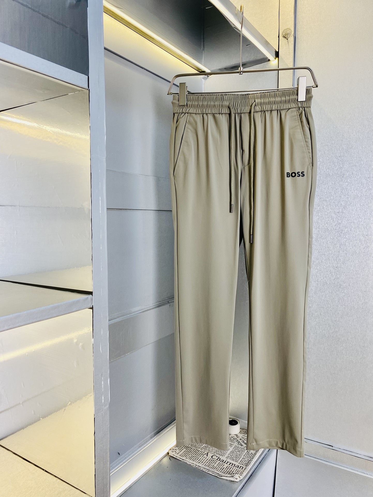 NO:456357,The original official website can wear 220 kilograms of Hugo Boss, simple and fashionable, early spring casual pants, wardrobe elastic pants, trousers, straight pants, very comfortable to wear, low-key and luxurious, very classy when worn, trousers style and cutting, and the upper body is exquisite and vivid. The truly first-class quality is the real-class casual pants, elastic pants, choose Turkish cotton, produce the most famous tannin cloth. The quality is excellent, and the pants are heavy washing makes the pants very soft!  Straight-footed style, not picky, absolutely stylish, expert design, extremely luxurious. Number of sizes: M-4XL, alexander wang19860909官网原单货 可穿220斤雨果博斯Boss 简约时尚 早春款休闲裤卫裤松紧裤长裤直筒裤身穿着非常舒适 低调不失奢华 穿出去非常有档次,裤型款式和裁剪亦无需多言 上身精致跃然.真正一等一顶级质料 真正殿堂级的休闲裤松紧裤,选用土耳其的棉花 生产出最有名的单宁布 品质卓然,经过重水洗使得裤子很柔软！直脚的版型 不挑人 上身绝对的有型 达人设计 极度奢华.码数:M-4XL,,alexander wang,Men's clothing