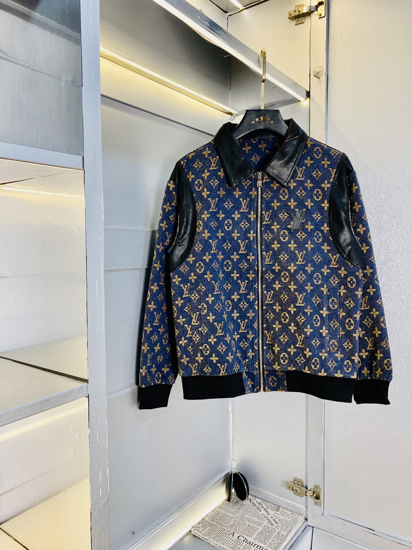 NO:130999,The original order of the official website can wear 190 catties Louis Vuitton Lv 2025 early spring model!  New jacket Jacket High-quality Original fabric Internet celebrity celebrity model, mold opening custom hardware accessories, super versatile and beautiful jacket, non-market ordinary version, random comparison, absolutely guaranteed quality, color picture and color Size M-3XL,,louis vuitton,louis vuitton,jackets & coats,jackets & coats,alexander wang19860909官网原单货 可穿190斤路易威登Lv 2025早春款！新款 外套 夹克 高版本高品质 原版面料网红明星同款 开模定制五金辅料 感非常舒服 超级百搭好看的一款外套 非市场普通版本 随意对比 品质绝对保证 颜色图色 尺码M-3XL,,louis vuitton,louis vuitton,jackets & coats,jackets & coats,alexander wang,Men's clothing