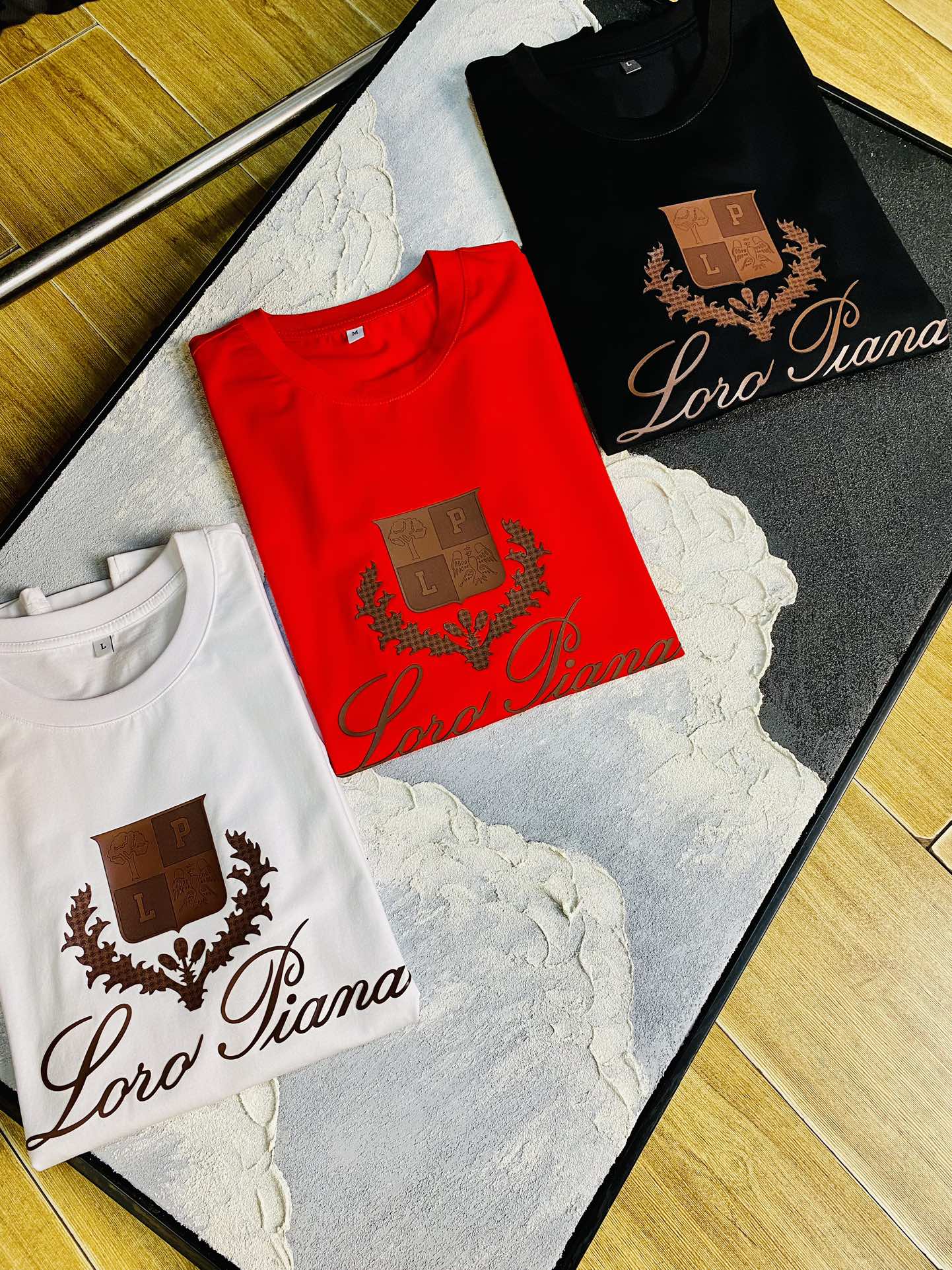 NO:519952,The same style on the official website can wear 205 catties Lp Original single quality 2025 latest short-sleeved style selected counter customized top-grade double mercerized cotton imported fabric. All details are perfectly 100% replicated. Original hardware. High-end customized auxiliary materials. Original original mark. Excellent upper body effect. Number of codes M-4XL,,loro piano,T-shirt,alexander wang19860909官网同款可穿205斤 Lp 原单品质 2025最新款短袖 精选专柜订制顶级双丝光棉进口面料 所有细节做工完美1比1复刻 还原正品百分百 原版五金 高端订制辅料 原厂原标 上身效果超赞 码数 M-4XL,,loro piana,T-shirt,alexander wang,Men's clothing