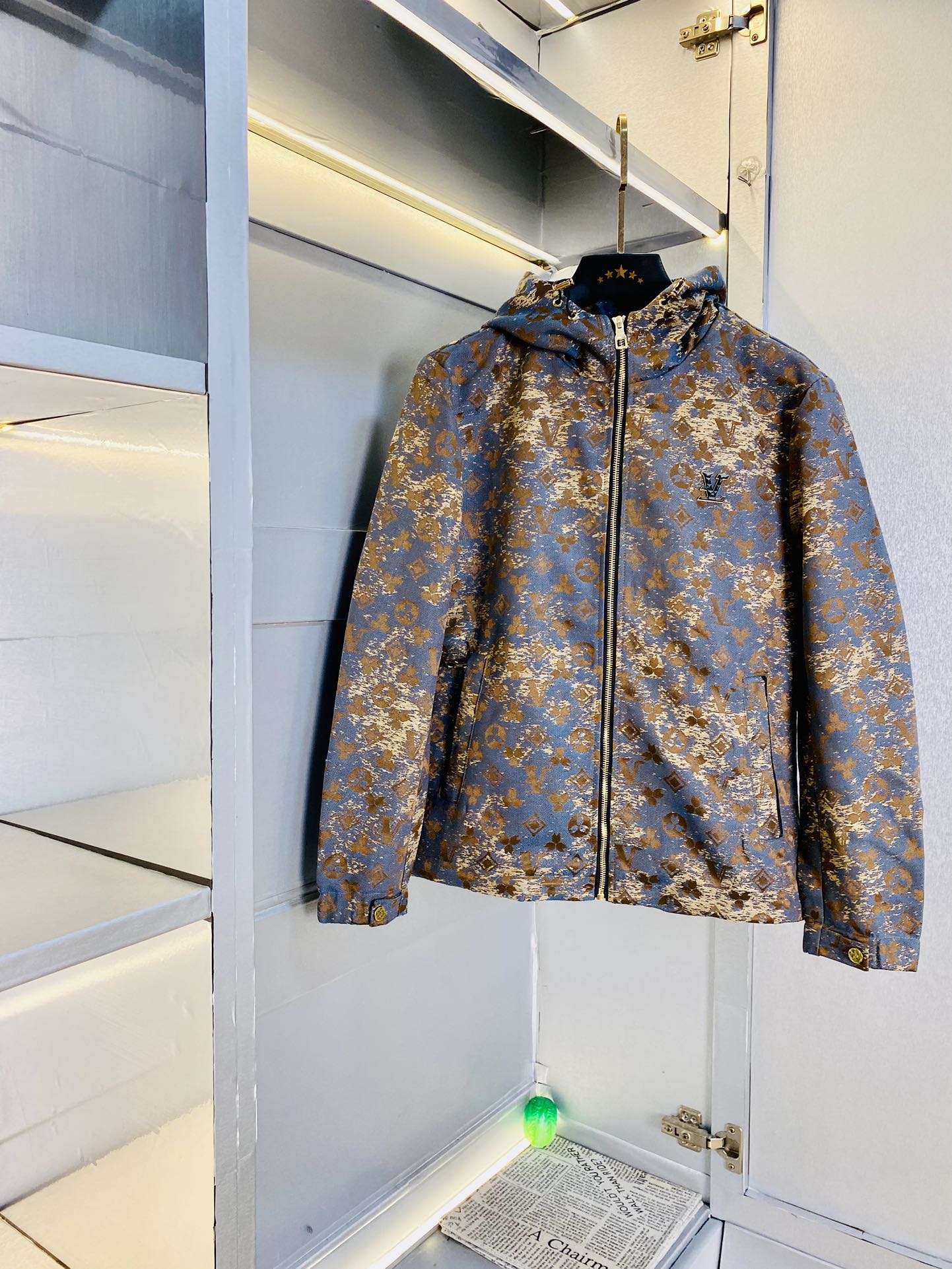 NO:122866,The original order of the official website can wear 200 catties Louis Vuitton Lv early spring model!  New jacket jacket windbreaker, high-quality, original fabric, same style as internet celebrity, mold opening custom hardware accessories, very comfortable, super versatile, beautiful jacket, non-market, ordinary version, random comparison, absolutely guaranteed quality, color picture, size M-4XL,,louis vuitton,louis vuitton,jackets & coats,jackets & coats,alexander wang19860909官网原单货 可穿200斤路易威登Lv 早春款！新款外套夹克防风衣 高版本高品质 原版面料网红明星同款 开模定制五金辅料 感非常舒服 超级百搭好看的一款外套 非市场普通版本 随意对比 品质绝对保证 颜色图色 尺码M-4XL,,louis vuitton,louis vuitton,jackets & coats,jackets & coats,alexander wang,Men's clothing