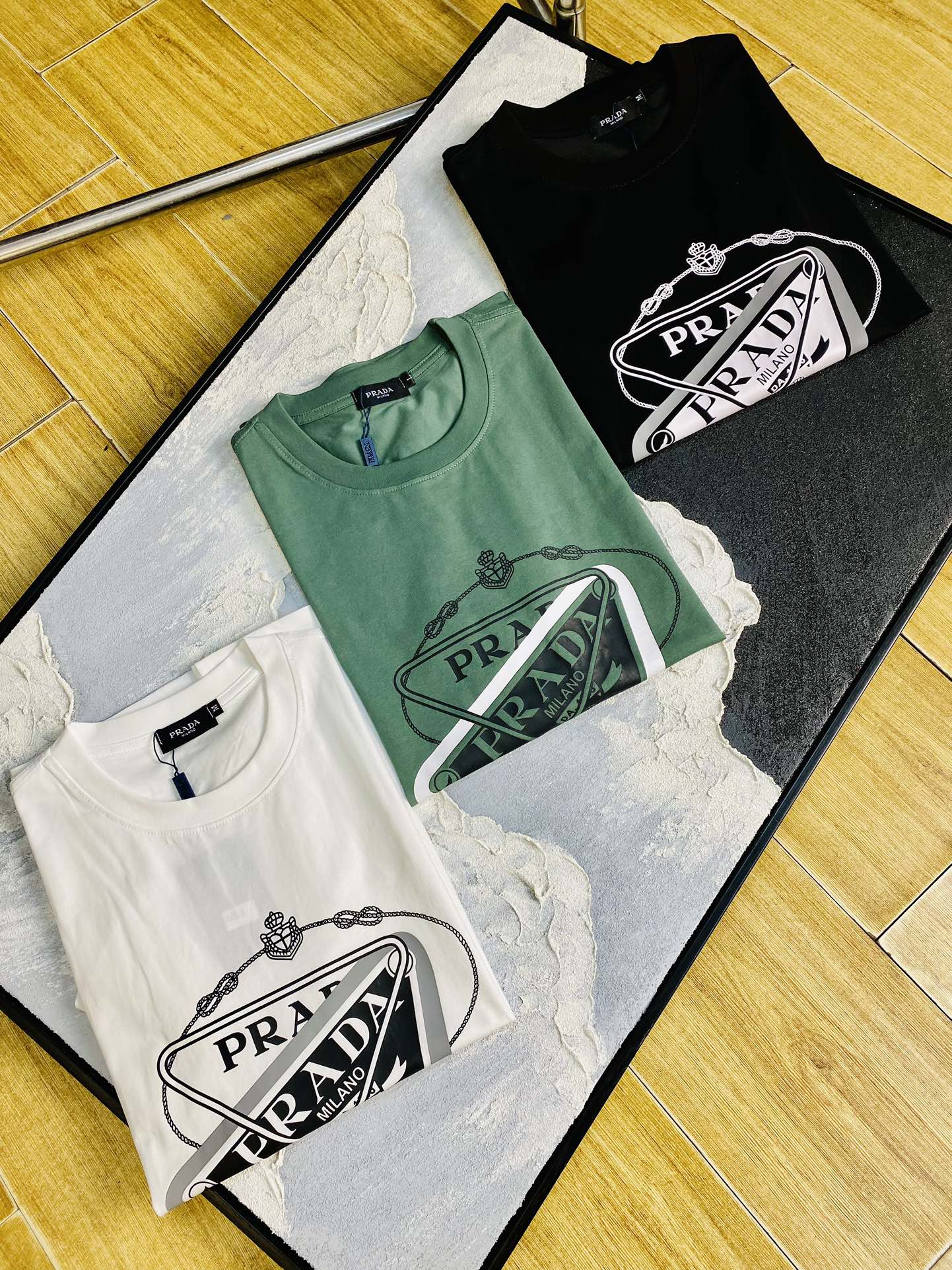NO:142751,Wearable 210 catties Couple model Prada Prada Original quality 2025 latest round neck short-sleeved T-shirt with high-end printed workmanship!  Selected counter custom-made pure cotton imported fabrics, all details are perfectly 1 to 1 replica, restore the authenticity 100% original hardware, high-end customized auxiliary materials, original factory original standard, excellent upper body effect!  Number of code M-3XL (170/130 catties wear M), prada, prada, T-shirt, tees, t-shirt, alexander wang19860909可穿210斤 情侣款 普拉达Prada 原单品质 2025最新款 圆领短袖T恤 高级印花做工！精选专柜订制纯棉进口面料 所有细节做工完美1比1复刻 还原正品百分百 原版五金 高端订制辅料 原厂原标 上身效果超赞！码数M-3XL（170/130斤穿M）,,prada,prada,T-shirt,tees，t-shirt,alexander wang,Men's clothing