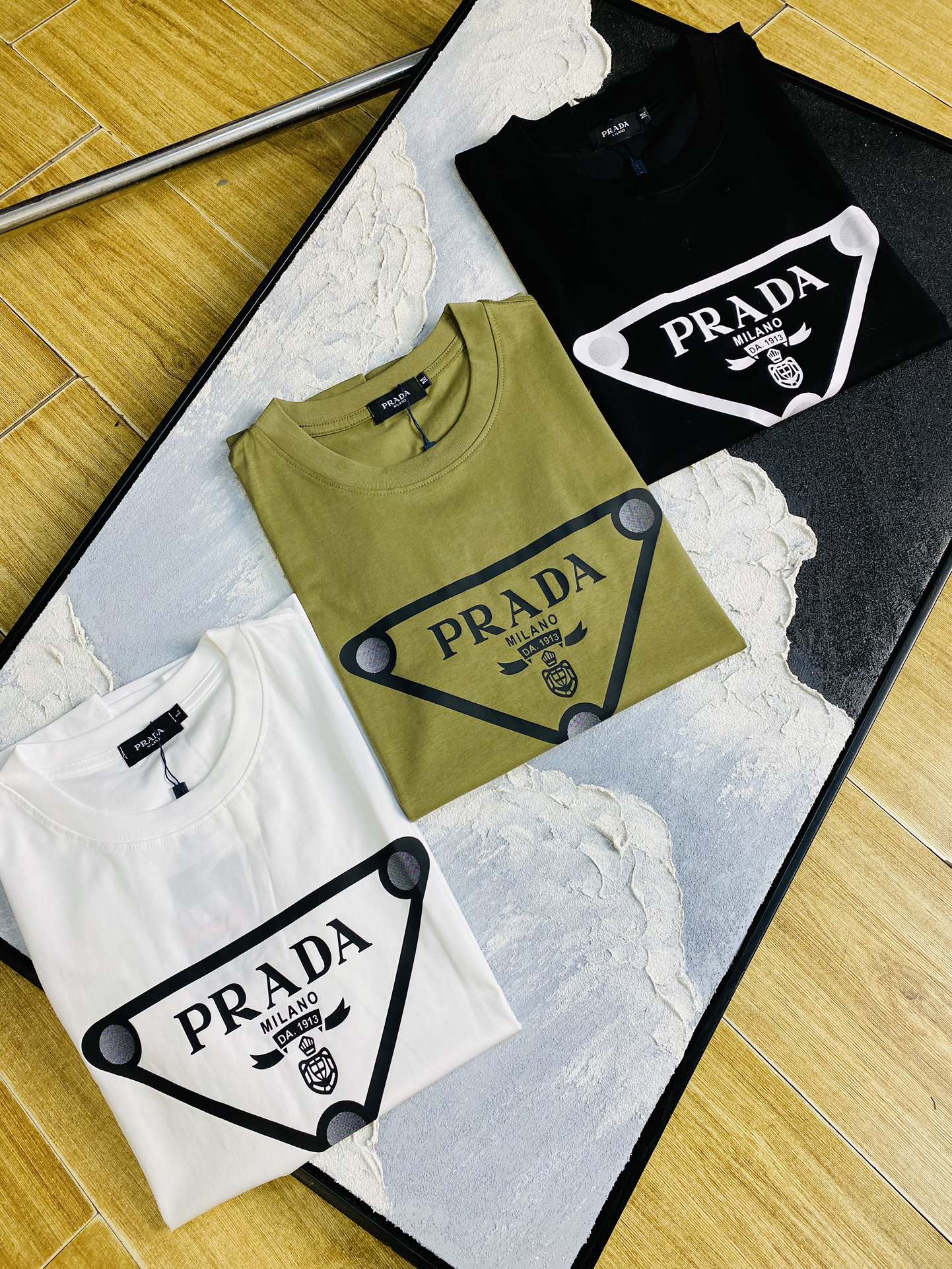 NO:420856,Wearable 210 catties Couple model Prada Prada Original quality Latest model Round neck short-sleeved T-shirt High-end printed workmanship!  Selected counter custom-made pure cotton imported fabrics, all details are perfectly 1 to 1 replica, restore the authenticity 100% original hardware, high-end customized auxiliary materials, original factory original standard, excellent upper body effect!  Number of code M-3XL (170/130 catties wear M), prada, prada, T-shirt, tees, t-shirt, alexander wang19860909可穿210斤 情侣款 普拉达Prada 原单品质 最新款 圆领短袖T恤 高级印花做工！精选专柜订制纯棉进口面料 所有细节做工完美1比1复刻 还原正品百分百 原版五金 高端订制辅料 原厂原标 上身效果超赞！码数M-3XL（170/130斤穿M）,,prada,prada,T-shirt,tees，t-shirt,alexander wang,Men's clothing