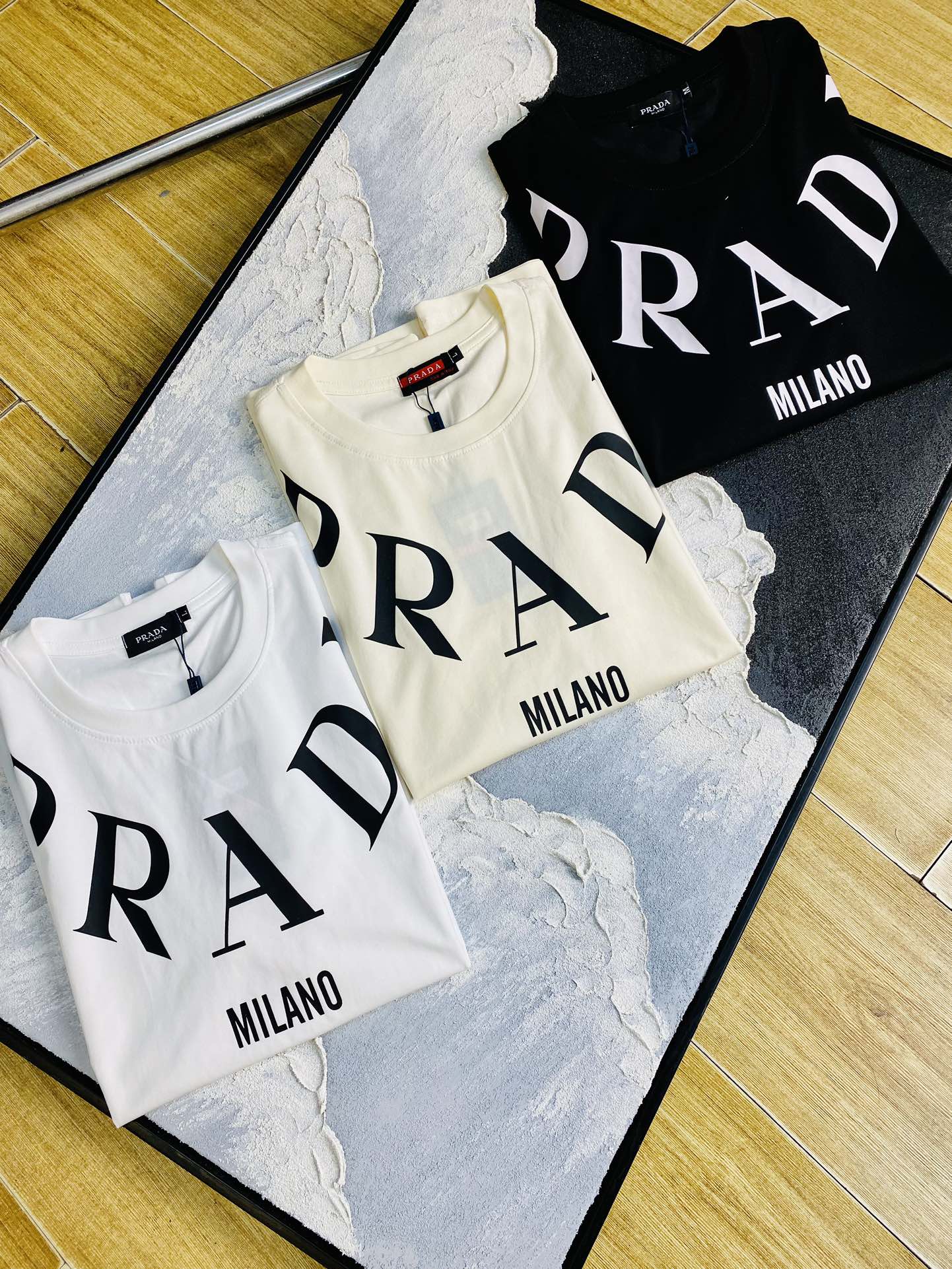 NO:122870,Wearable 210 catties Couple model Prada Prada Original quality Latest model Round neck short-sleeved T-shirt High-end printed workmanship!  Selected counter custom-made pure cotton imported fabrics, all details are perfectly 1 to 1 replica, restore the authenticity 100% original hardware, high-end customized auxiliary materials, original factory original standard, excellent upper body effect!  Number of code M-3XL (170/130 catties wear M), prada, prada, T-shirt, tees, t-shirt, alexander wang19860909可穿210斤 情侣款 普拉达Prada 原单品质 最新款 圆领短袖T恤 高级印花做工！精选专柜订制纯棉进口面料 所有细节做工完美1比1复刻 还原正品百分百 原版五金 高端订制辅料 原厂原标 上身效果超赞！码数M-3XL（170/130斤穿M）,,prada,prada,T-shirt,tees，t-shirt,alexander wang,Men's clothing