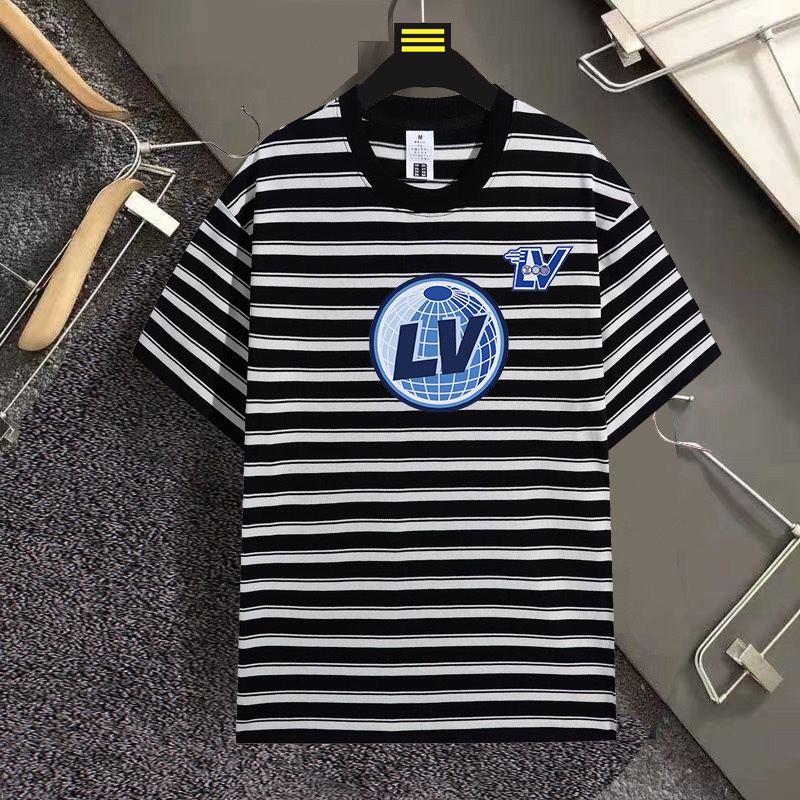 NO:124670,Wearable 240 catties, size M-6XL Louis Vuitton Lv Original single quality, shoulder-falling style!  The latest 2025 men's round neck short-sleeved T-shirt with high-end printed workmanship!  Selected counters to customize top imported fabrics, all details are perfectly 1-to-1 reproduction, restore the authenticity 100% original hardware, high-end customized auxiliary materials, original factory original standard, excellent upper body effect!  ,,louis vuitton,louis vuitton,T-shirt,tees,t-shirt,alexander wang19860909可穿240斤 码数M-6XL 路易威登Lv 原单品质 落肩款！2025最新款 男装圆领短袖T恤 高级印花做工！精选专柜订制顶级进口面料 所有细节做工完美1比1复刻 还原正品百分百 原版五金 高端订制辅料 原厂原标 上身效果超赞！,,louis vuitton,louis vuitton,T-shirt,tees，t-shirt,alexander wang,Men's clothing