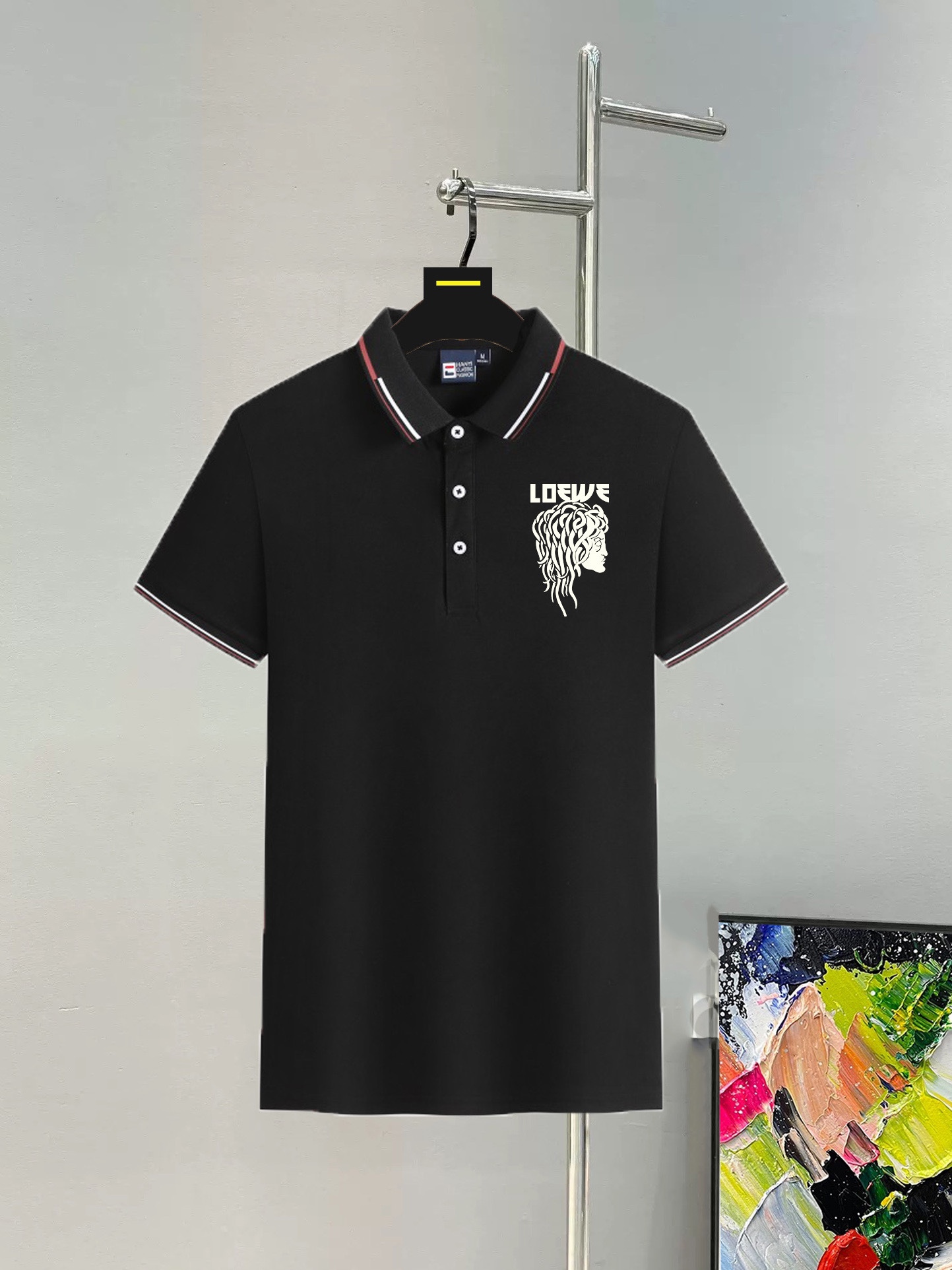 NO:124672,Can wear 240 catties, size M-6XL Loewe original single quality 2025 latest men's lapel short-sleeved T-shirt, high-end printed workmanship!  Selected counters to customize the top mercerized bead flooring fabric, all the details are perfectly 1-to-1 reproduction, restore the authenticity 100% original hardware, high-end customized auxiliary materials, original factory original standard, excellent upper body effect!  ,loewe,loewe,t-shirt,tees,t-shirt,alexander wang19860909可穿240斤 码数M-6XL 罗意威Loewe 原单品质 2025最新款 男装翻领短袖T恤 高级印花做工！精选专柜订制顶级丝光珠地棉进口面料 所有细节做工完美1比1复刻 还原正品百分百 原版五金 高端订制辅料 原厂原标 上身效果超赞！,,loewe,loewe,T-shirt,tees，t-shirt,alexander wang,Men's clothing
