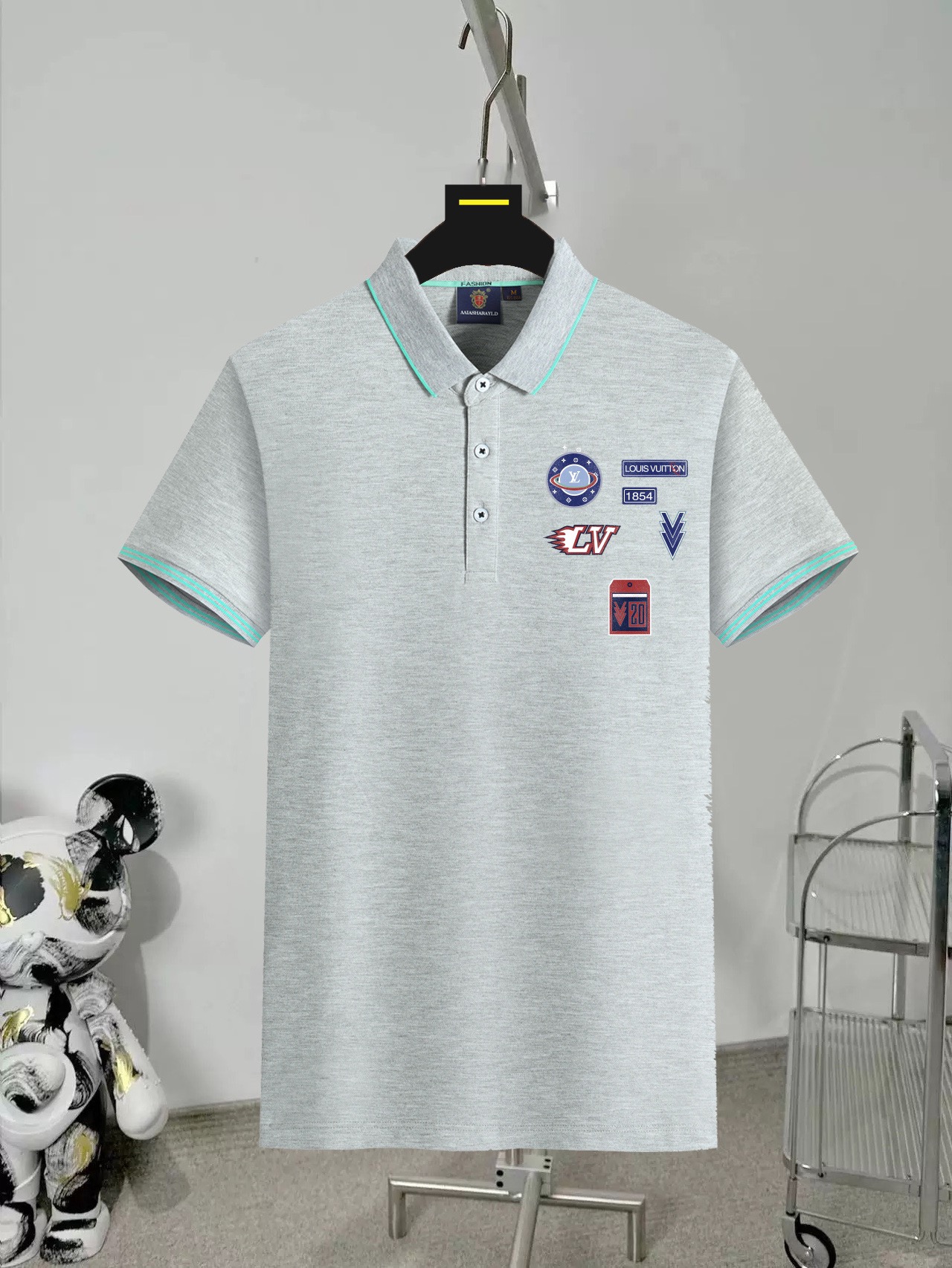 NO:124673,Wearable 240 catties, size M-6XL Louis Vuitton Lv Original quality 2025 latest men's lapel short-sleeved T-shirt, high-end printed workmanship!  Selected counters to customize the top mercerized bead flooring fabric, all the details are perfectly 1-to-1 reproduction, restore the authenticity 100% original hardware, high-end customized auxiliary materials, original factory original standard, excellent upper body effect!  ,,louis vuitton,louis vuitton,T-shirt,tees,t-shirt,alexander wang19860909可穿240斤 码数M-6XL 路易威登Lv 原单品质 2025最新款 男装翻领短袖T恤 高级印花做工！精选专柜订制顶级丝光珠地棉进口面料 所有细节做工完美1比1复刻 还原正品百分百 原版五金 高端订制辅料 原厂原标 上身效果超赞！,,louis vuitton,louis vuitton,T-shirt,tees，t-shirt,alexander wang,Men's clothing