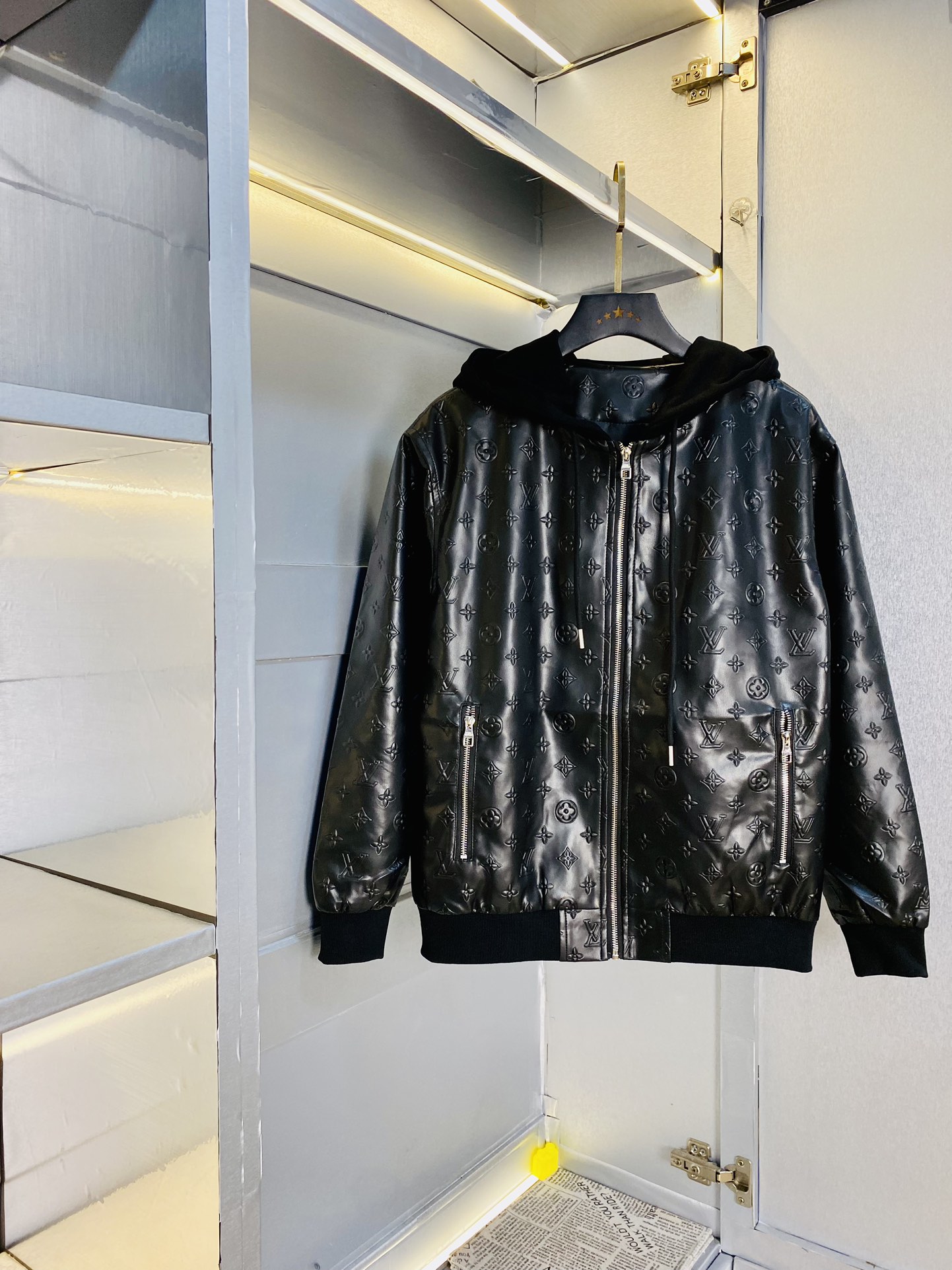 NO:129664,The original order of the official website can wear 190 catties Louis Vuitton Lv early spring model!  New leather jacket leather jacket jacket high version high quality original fabric internet celebrity celebrity model opening mold custom hardware accessories very comfortable super versatile jacket non-market ordinary version random comparison absolutely guaranteed quality color picture color size M-3XL,,louis vuitton,louis vuitton,jackets & coats,jackets & coats,leather jacket,alexander wang19860909官网原单货 可穿190斤路易威登Lv 早春款！新款皮衣外套皮衣夹克 高版本高品质 原版面料网红明星同款 开模定制五金辅料 感非常舒服 超级百搭好看的一款外套 非市场普通版本 随意对比 品质绝对保证 颜色图色 尺码M-3XL,,louis vuitton,louis vuitton,jackets & coats,jackets & coats,leather jacket,alexander wang,Men's clothing