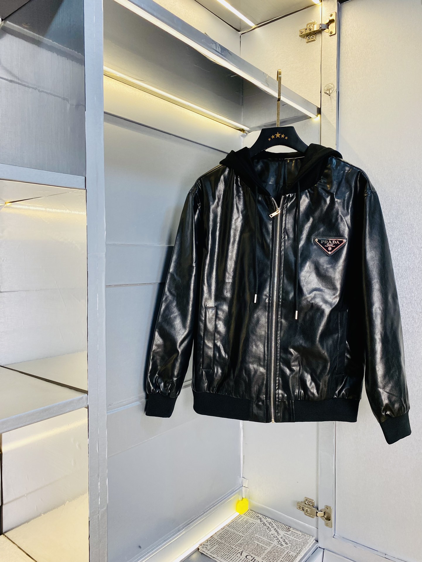 NO:129658,The original order of the official website can wear 190 catties Prada Prada early spring style!  New leather jacket leather jacket jacket high version high quality original fabric internet celebrity celebrity model open mold custom hardware accessories very comfortable super versatile jacket non-market ordinary version random comparison absolutely guaranteed quality color picture color size M-3XL,,prada,prada,jackets & coats,jackets & coats,leather jacket,alexander wang19860909官网原单货 可穿190斤普拉达Prada 早春款！新款皮衣外套皮衣夹克 高版本高品质 原版面料网红明星同款 开模定制五金辅料 感非常舒服 超级百搭好看的一款外套 非市场普通版本 随意对比 品质绝对保证 颜色图色 尺码M-3XL,,prada,prada,jackets & coats,jackets & coats,leather jacket,alexander wang,Men's clothing