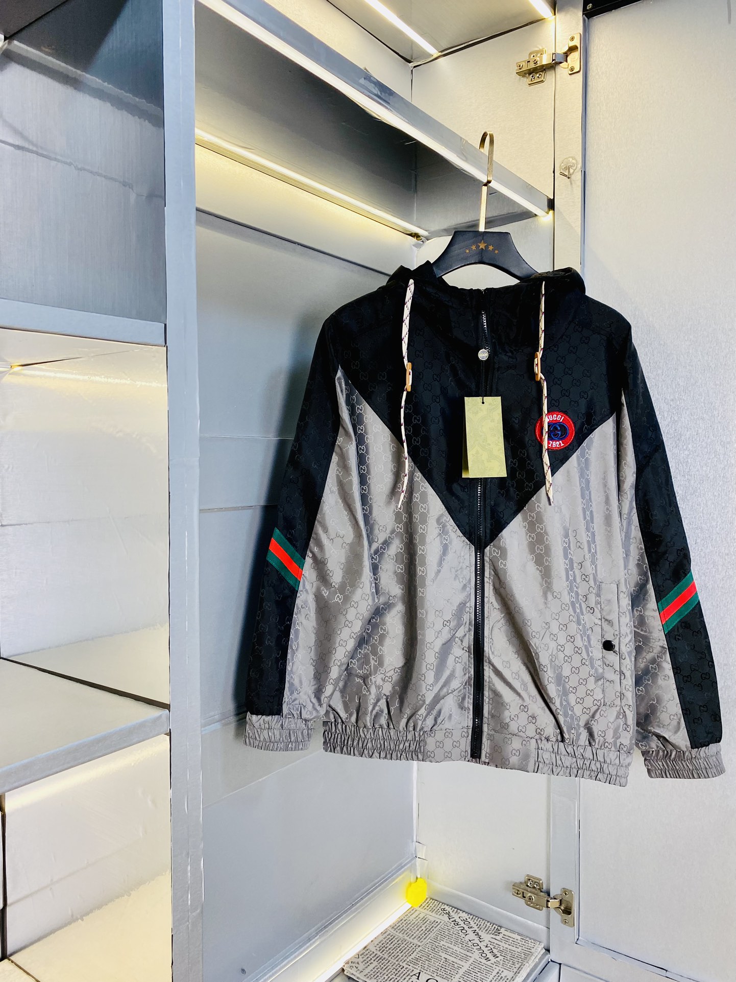 NO:124716,The original order of the official website can wear 190 kilograms of Gucci Gucci 2025 early spring model!  New jacket, high-quality, original fabric, internet celebrity, same style, custom hardware and accessories for opening molds, very comfortable, super versatile, beautiful jacket, non-market, ordinary version, random comparison, absolutely guaranteed quality, color, color, size M-3XL,, gucci, jackets & coats, jackets & coats, alexander wang19860909官网原单货 可穿190斤古奇Gucci 2025早春款！新款外套夹克 高版本高品质 原版面料网红明星同款 开模定制五金辅料 感非常舒服 超级百搭好看的一款外套 非市场普通版本 随意对比 品质绝对保证 颜色图色 尺码M-3XL,,gucci,jackets & coats,jackets & coats,alexander wang,Men's clothing