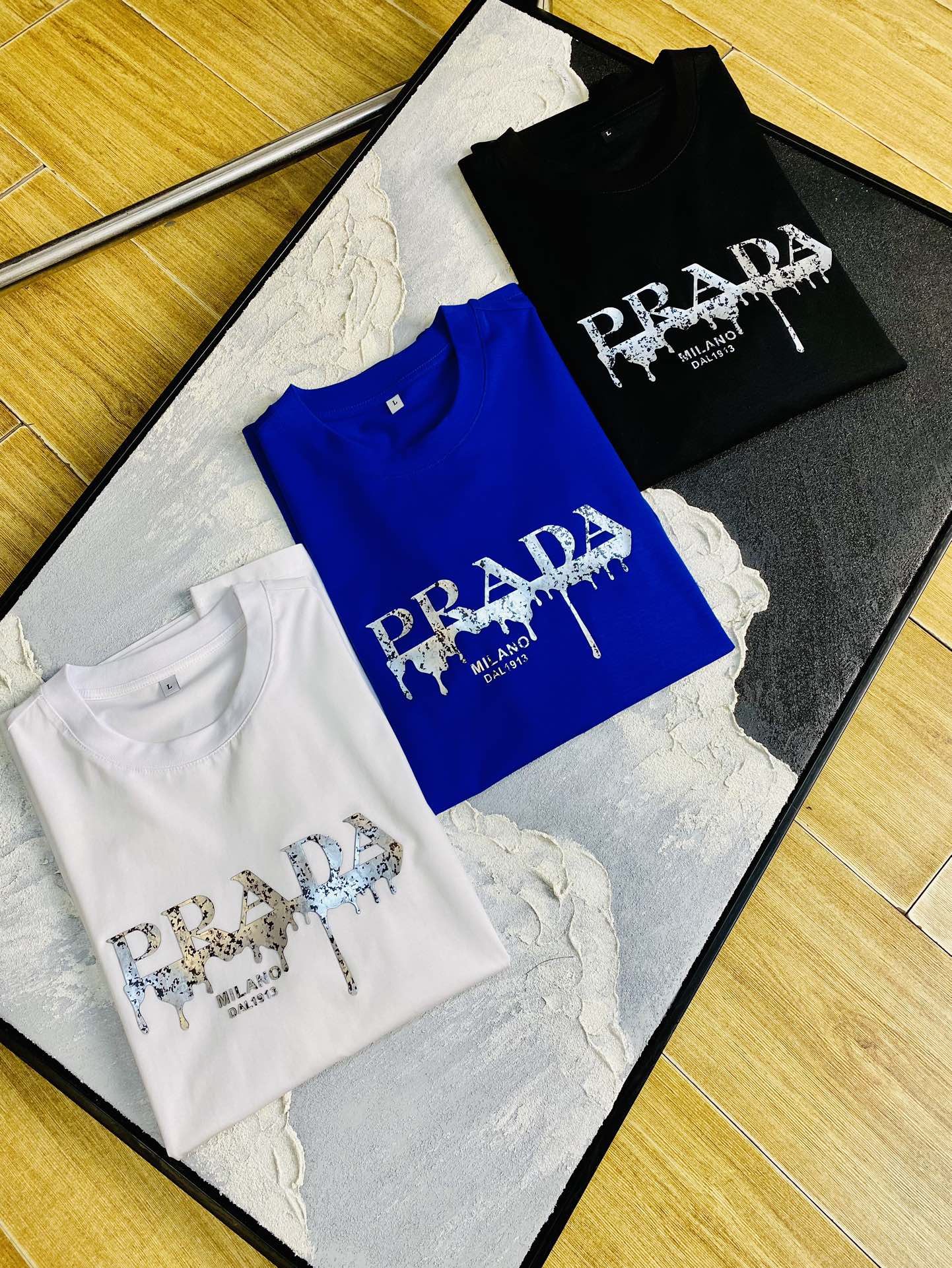 NO:140950,The same style on the official website can wear 205 catties Prada Prada original single quality Latest short sleeves Selected counter custom-made top double mercerized cotton imported fabrics All details are perfectly 1 to 1 replicate, restore the authentic 100% original hardware High-end custom auxiliary materials Original factory original standard The upper body effect is excellent Number of codes M-4XL,,prada,prada,T-shirt,alexander wang19860909官网同款可穿205斤 普拉达Prada 原单品质 最新款短袖 精选专柜订制顶级双丝光棉进口面料 所有细节做工完美1比1复刻 还原正品百分百 原版五金 高端订制辅料 原厂原标 上身效果超赞 码数 M-4XL,,prada,prada,T-shirt,alexander wang,Men's clothing