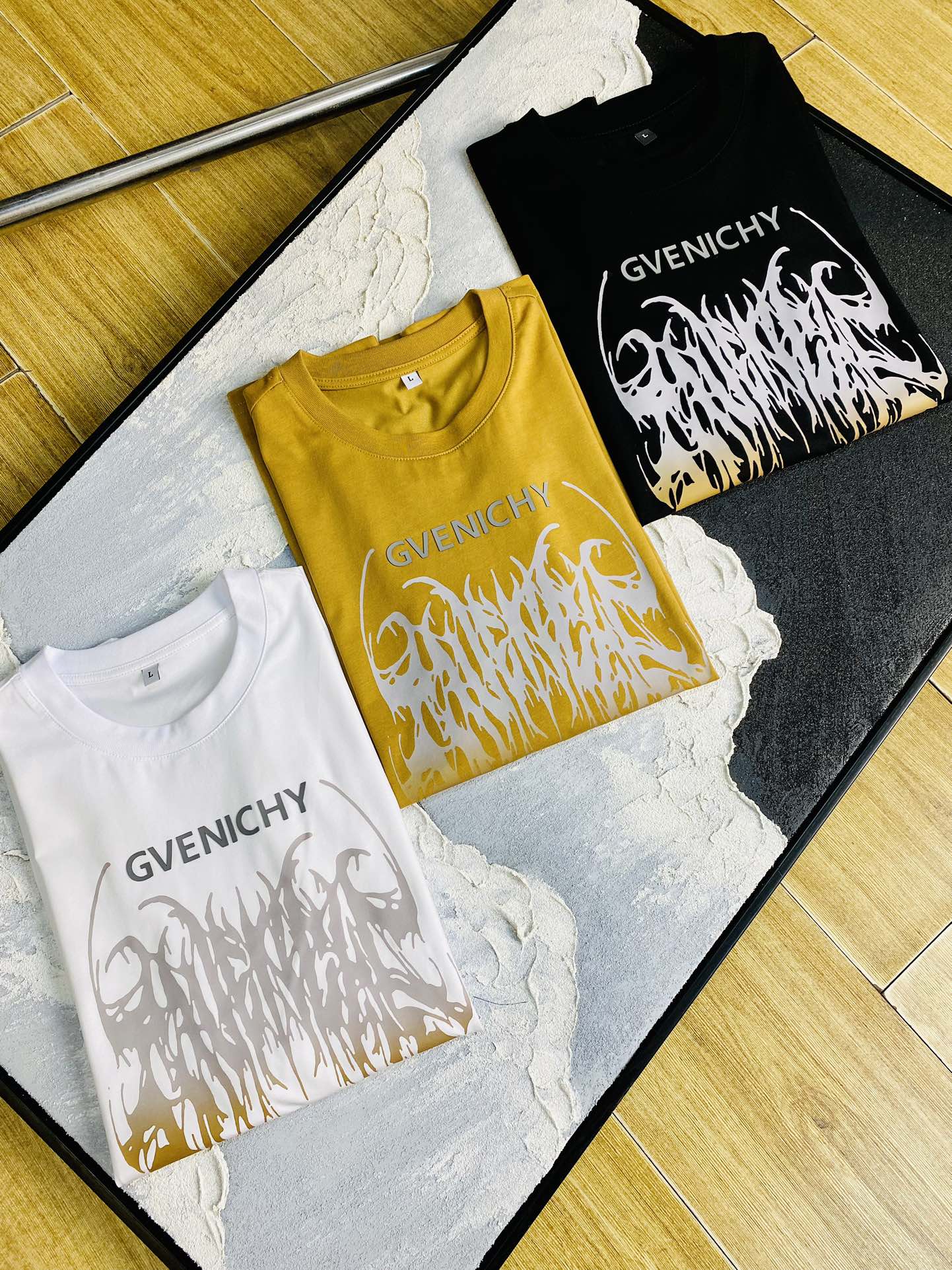 NO:154177,The same style on the official website can wear 205 catties. Givenchy Givenchy original single quality. The latest short-sleeved style of 2025. Selected counter customized top-grade double mercerized cotton imported fabric. All details are perfectly 100% replicated. Original hardware. High-end customized auxiliary materials. Original original mark. The upper body effect is excellent. Number of codes: M-4XL,, given, given, T-shirt, alexander wang.19860909官网同款可穿205斤 纪梵希Givenchy 原单品质 2025最新款短袖 精选专柜订制顶级双丝光棉进口面料 所有细节做工完美1比1复刻 还原正品百分百 原版五金 高端订制辅料 原厂原标 上身效果超赞 码数 M-4XL,,givenchy,givenchy,T-shirt,alexander wang,Men's clothing