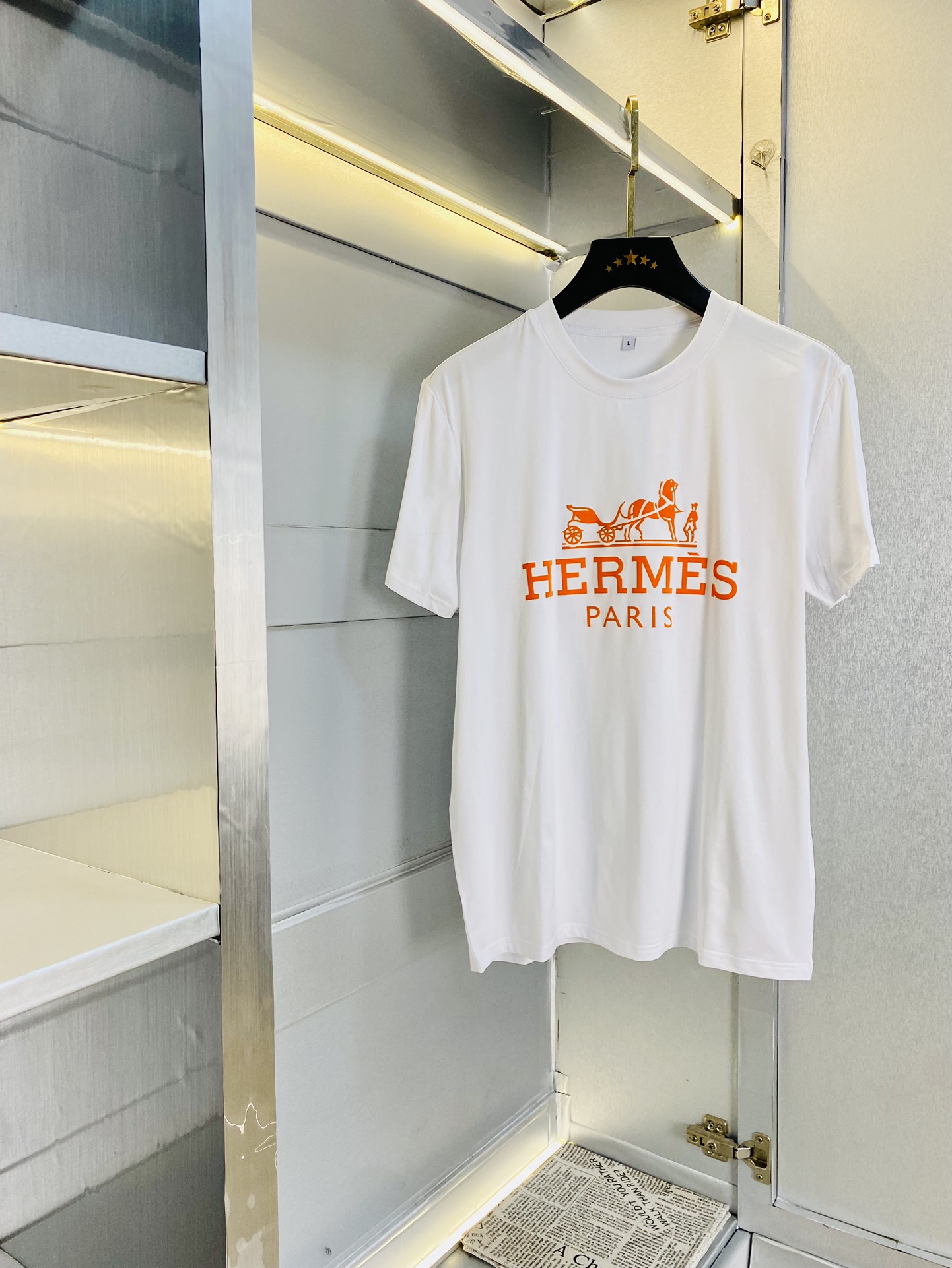 NO:126117,The same style on the official website can wear 205 kilograms. Hermes Hermes original single quality. The latest short-sleeved style of 2025. Selected counter customized top-grade double mercerized cotton imported fabric. All details are perfectly 100% replicated. Original hardware. High-end customized auxiliary materials. Original original mark. The upper body effect is excellent. Number of codes. M-4XL,,hermes,hermes,T-shirt,alexander wang.19860909官网同款可穿205斤 爱马仕Hermes 原单品质 2025最新款短袖 精选专柜订制顶级双丝光棉进口面料 所有细节做工完美1比1复刻 还原正品百分百 原版五金 高端订制辅料 原厂原标 上身效果超赞 码数 M-4XL,,hermes,hermes,T-shirt,alexander wang,Men's clothing