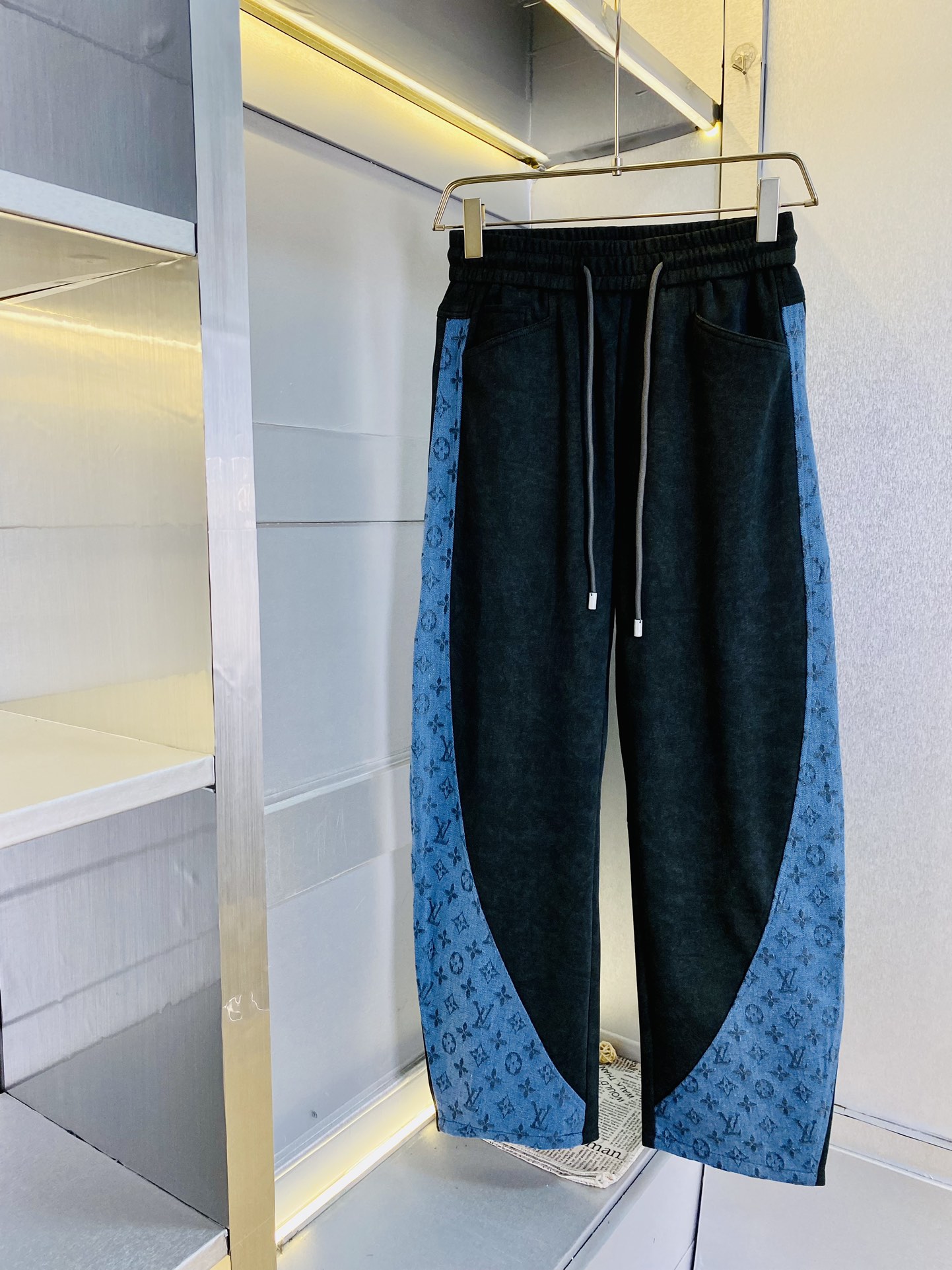 NO:161613,The original official website can wear 200 kilograms of Louis Vuitton Lv. Simple and fashionable spring sweatpants straight-leg pants elastic pants casual pants wide-leg pants long pants very comfortable to wear, low-key and luxurious, very classy when worn, and there is no need to say much about the trousers style and cutting. The upper body is exquisite and vivid. The truly first-class material. The truly palace-grade casual pants elastic pants sweatpants are made of Turkish cotton and produce the most famous tannin cloth. The quality is excellent, and the pants are very soft after heavy washing!  Straight-footed style, not picky, the upper body is absolutely stylish, the waist is inlaid with silver jewelry, extremely luxurious. Size: M-3XL,,louis vuitton,louis vuitton,alexander wang19860909官网原单货 可穿200斤路易威登Lv 简约时尚 春款卫裤直筒裤松紧裤休闲裤阔腿裤长裤身穿着非常舒适 低调不失奢华 穿出去非常有档次,裤型款式和裁剪亦无需多言 上身精致跃然.真正一等一顶级质料 真正殿堂级的休闲裤松紧裤卫裤,选用土耳其的棉花 生产出最有名的单宁布 品质卓然,经过重水洗使得裤子很柔软！直脚的版型 不挑人 上身绝对的有型 裤腰镶嵌银饰达人设计 极度奢华.码数:M-3XL,,louis vuitton,louis vuitton,alexander wang,Men's clothing