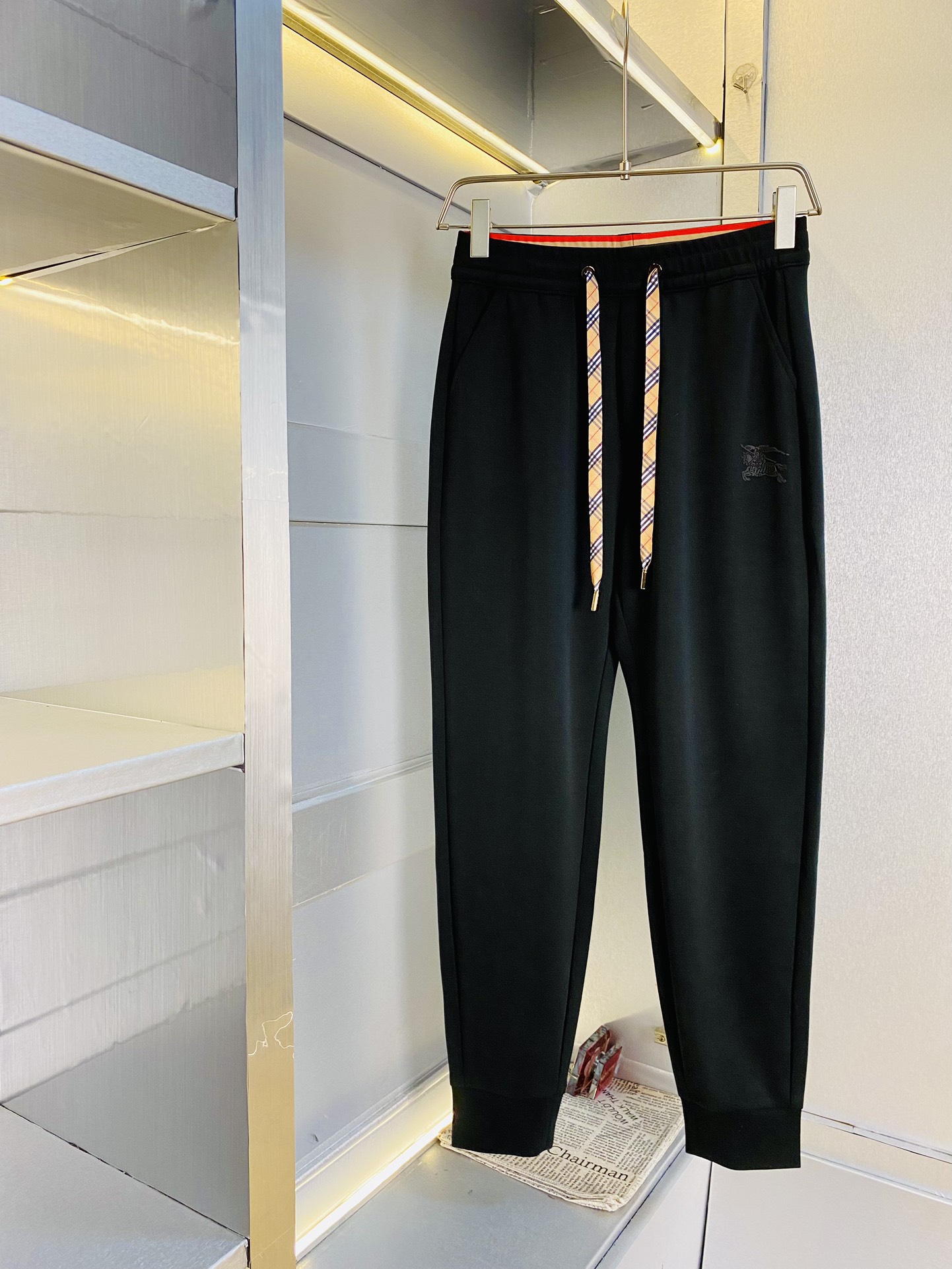 NO:159131,The original official website can wear 200 kilograms Burberry Burberry Simple and fashionable Early spring sweatpants elastic pants casual pants trousers trousers cropped pants very comfortable to wear, low-key and luxurious, very classy when worn, and there is no need to say much about the trousers style and cutting. The upper body is exquisite and vivid. The truly first-class quality is the real-class casual pants elastic pants sweatpants, which are made of Turkey cotton and produce the most famous tannin cloth. The quality is excellent, and the pants are heavy washing makes the pants very soft!  Straight-footed style, not picky, the upper body is absolutely stylish, the waist is inlaid with silver jewelry, extremely luxurious. Size: M-3XL, burberry, burberry, alexander wang19860909官网原单货 可穿200斤巴宝莉Burberry 简约时尚 早春款卫裤松紧裤休闲裤束脚裤九分裤身穿着非常舒适 低调不失奢华 穿出去非常有档次,裤型款式和裁剪亦无需多言 上身精致跃然.真正一等一顶级质料 真正殿堂级的休闲裤松紧裤卫裤,选用土耳其的棉花 生产出最有名的单宁布 品质卓然,经过重水洗使得裤子很柔软！直脚的版型 不挑人 上身绝对的有型 裤腰镶嵌银饰达人设计 极度奢华.码数:M-3XL,,burberry,burberry,alexander wang,Men's clothing