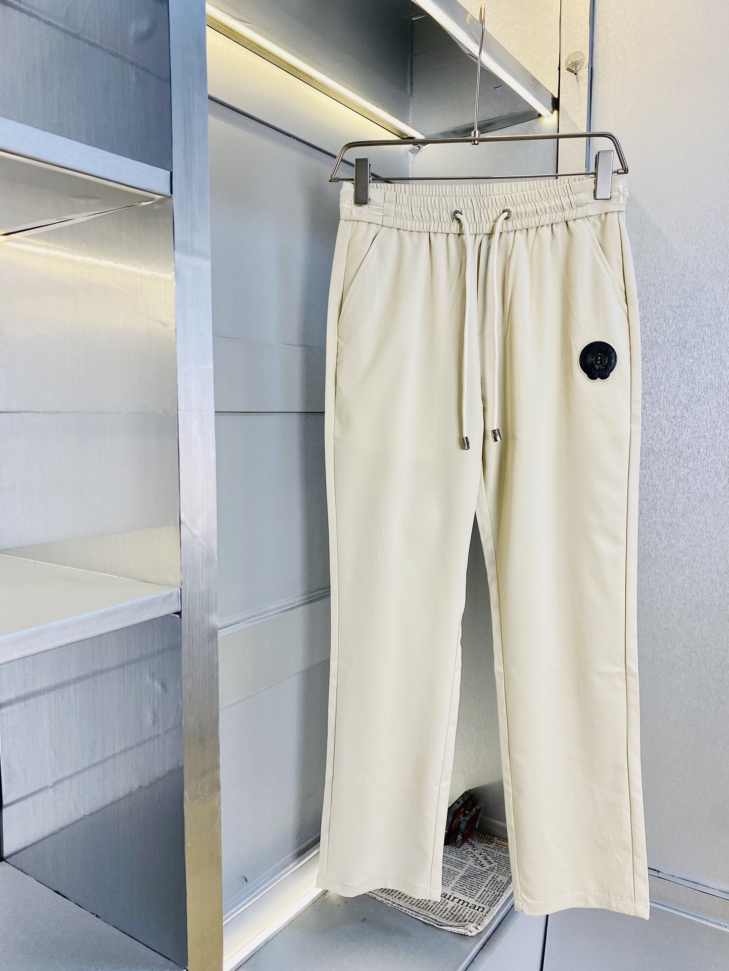 NO:161605,The original official website can wear 200 catties ChromeHearts Simple and fashionable Early spring sweatpants elastic pants casual pants tied straight pants wide-leg pants long pants very comfortable to wear, low-key and luxurious, very classy when worn, and there is no need to say much about the trousers style and cutting. The upper body is exquisite and vivid. The truly first-class material. The truly palace-grade casual pants elastic pants sweatpants are made of Turkish cotton and produce the most famous tannin cloth. The quality is excellent, and the pants are heavy washing makes the pants very soft!  Straight-footed style, not picky, the upper body is absolutely stylish, the waist is inlaid with silver jewelry, extremely luxurious. Number of sizes: M-3XL, chrome hearts, chrome hearts, alexander wang19860909官网原单货 可穿200斤克罗心ChromeHearts 简约时尚 早春款卫裤松紧裤休闲裤束直筒裤阔腿裤长裤身穿着非常舒适 低调不失奢华 穿出去非常有档次,裤型款式和裁剪亦无需多言 上身精致跃然.真正一等一顶级质料 真正殿堂级的休闲裤松紧裤卫裤,选用土耳其的棉花 生产出最有名的单宁布 品质卓然,经过重水洗使得裤子很柔软！直脚的版型 不挑人 上身绝对的有型 裤腰镶嵌银饰达人设计 极度奢华.码数:M-3XL,,chrome hearts,chrome hearts,alexander wang,Men's clothing