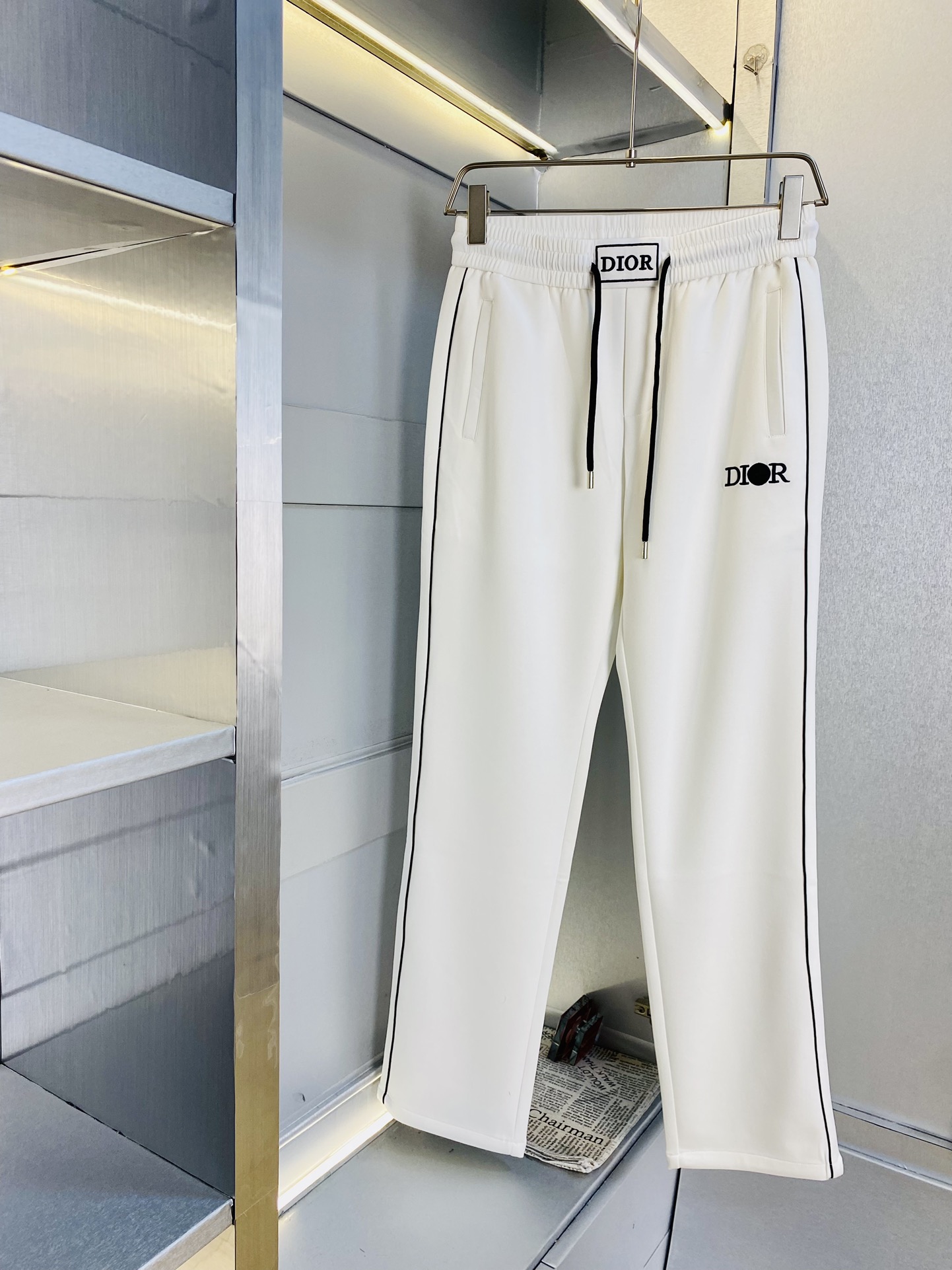 NO:161608,The original official website can wear 200 kilogram Dior simple and fashionable Early spring sweatpants elastic pants casual pants tied straight pants wide-leg pants long pants very comfortable to wear, low-key and luxurious, very classy when worn, and there is no need to say much about the trousers style and cutting. The upper body is exquisite and vivid. The truly first-class quality is the real-class casual pants elastic pants sweatpants, which are made of Turkey cotton and produce the most famous tannin cloth. The quality is excellent, and the pants are heavy washing makes the pants very soft!  Straight-footed style, not picky, the upper body is absolutely stylish, the waist is inlaid with silver jewelry, extremely luxurious. Size: M-3XL,,dior,dior,alexander wang19860909官网原单货 可穿200斤迪奥Dior 简约时尚 早春款卫裤松紧裤休闲裤束直筒裤阔腿裤长裤身穿着非常舒适 低调不失奢华 穿出去非常有档次,裤型款式和裁剪亦无需多言 上身精致跃然.真正一等一顶级质料 真正殿堂级的休闲裤松紧裤卫裤,选用土耳其的棉花 生产出最有名的单宁布 品质卓然,经过重水洗使得裤子很柔软！直脚的版型 不挑人 上身绝对的有型 裤腰镶嵌银饰达人设计 极度奢华.码数:M-3XL,,dior,dior,alexander wang,Men's clothing