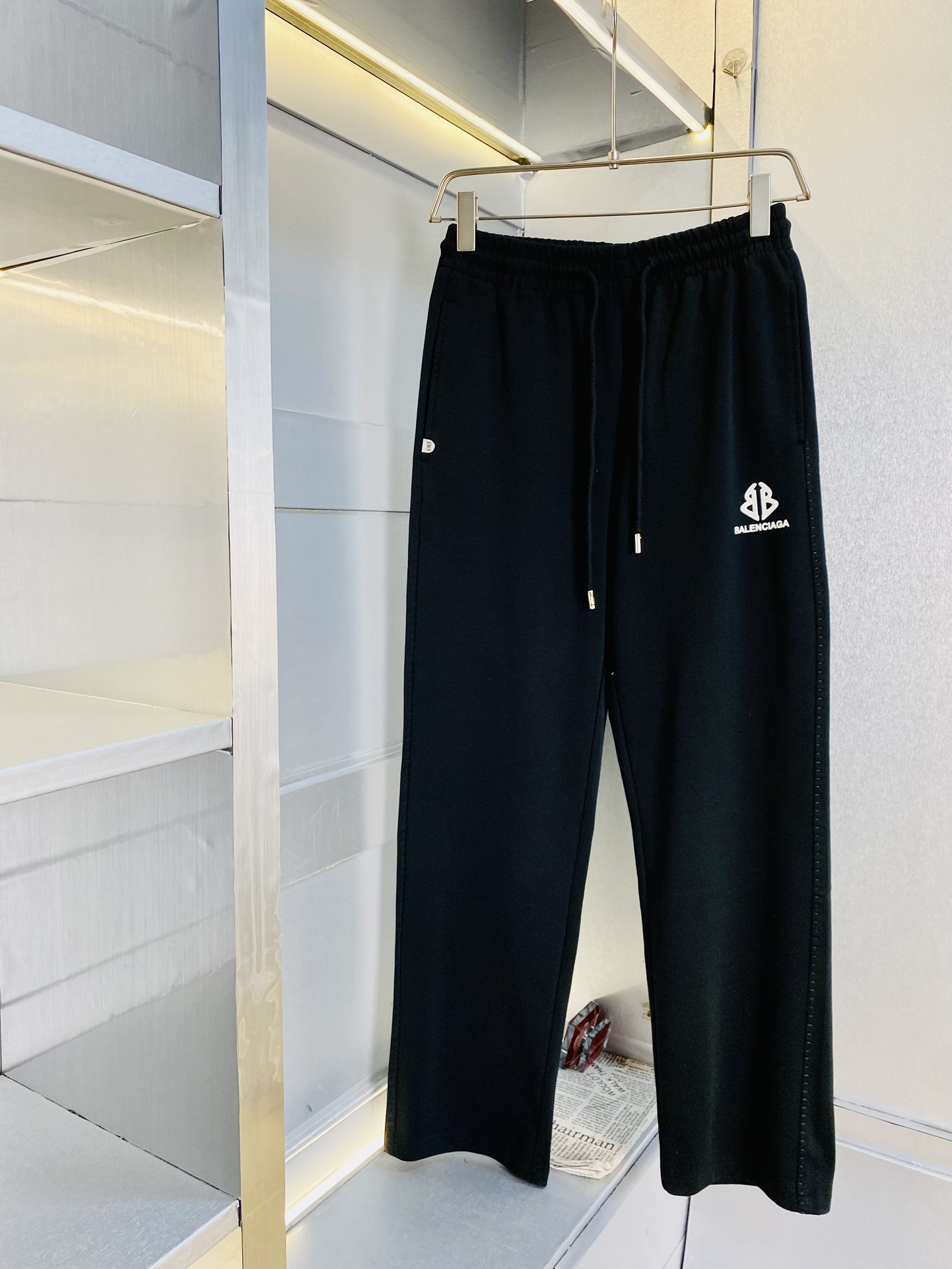 NO:129546,The original official website can wear 200 kilograms of Balenciaga. Simple and fashionable. Early spring sweatpants, elastic pants casual pants, tied straight pants, wide-leg pants, long pants, very comfortable to wear, low-key and luxurious, very classy when worn, and there is no need to say much about the trousers and cuts. The upper body is exquisite and vivid. The truly first-class quality is the real-class casual pants, elastic pants, sweatpants, and Turkish cotton, which produces the most famous tannin cloth. The quality is excellent, and the pants are soft after heavy washing!  Straight-footed style, not picky, the upper body is absolutely stylish, the waist is inlaid with silver jewelry, extremely luxurious. Size: M-3XL, balenciaga, balenciaga, alexander wang19860909官网原单货 可穿200斤巴黎世家Balenciaga 简约时尚 早春款卫裤松紧裤休闲裤束直筒裤阔腿裤长裤身穿着非常舒适 低调不失奢华 穿出去非常有档次,裤型款式和裁剪亦无需多言 上身精致跃然.真正一等一顶级质料 真正殿堂级的休闲裤松紧裤卫裤,选用土耳其的棉花 生产出最有名的单宁布 品质卓然,经过重水洗使得裤子很柔软！直脚的版型 不挑人 上身绝对的有型 裤腰镶嵌银饰达人设计 极度奢华.码数:M-3XL,,balenciaga,balenciaga,alexander wang,Men's clothing