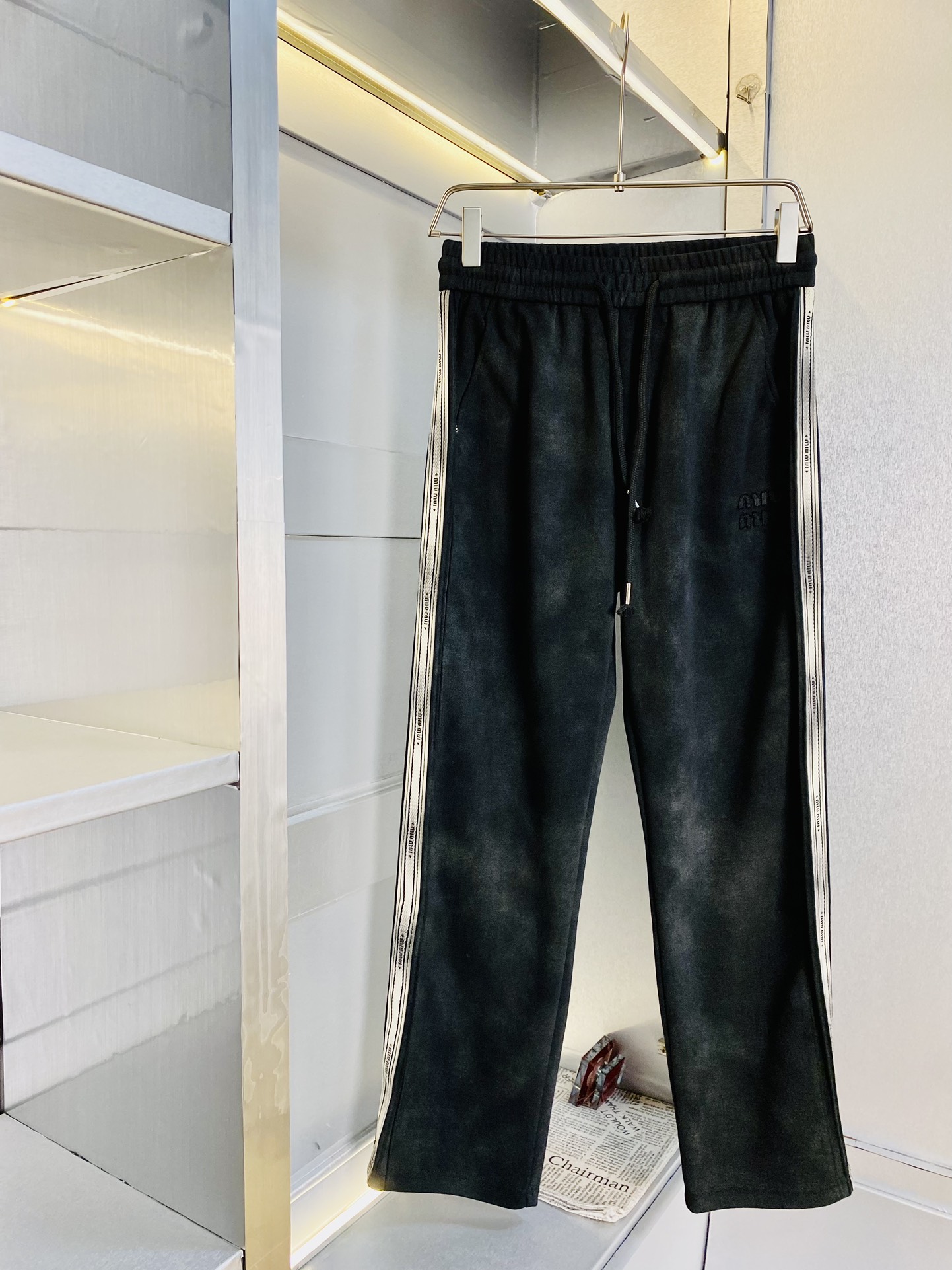 NO:161610,The original official website can wear 200 kilograms of MiuMiuMiu. Simple and fashionable. Early spring sweatpants, elastic pants casual pants, tied straight pants, wide-leg pants, long pants, very comfortable to wear, low-key and luxurious, very classy when worn, and there is no need to say much about the trousers and cuts. The upper body is exquisite and vivid. The truly first-class material. The truly palace-grade casual pants elastic pants, sweatpants, uses Turkish cotton, produces the most famous tannin cloth. The quality is excellent, and the pants are soft after heavy washing!  Straight-footed style, not picky, the upper body is absolutely stylish, the waist is inlaid with silver jewelry, extremely luxurious. Size: M-3XL, miumiu, alexander wang19860909官网原单货 可穿200斤缪缪MiuMiu 简约时尚 早春款卫裤松紧裤休闲裤束直筒裤阔腿裤长裤身穿着非常舒适 低调不失奢华 穿出去非常有档次,裤型款式和裁剪亦无需多言 上身精致跃然.真正一等一顶级质料 真正殿堂级的休闲裤松紧裤卫裤,选用土耳其的棉花 生产出最有名的单宁布 品质卓然,经过重水洗使得裤子很柔软！直脚的版型 不挑人 上身绝对的有型 裤腰镶嵌银饰达人设计 极度奢华.码数:M-3XL,,miumiu,alexander wang,Men's clothing