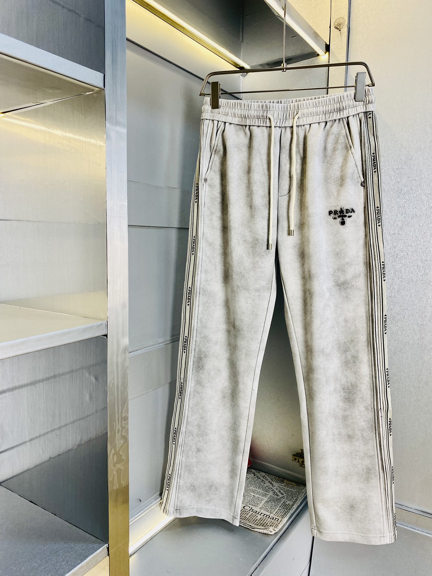 NO:161612,The original official website can wear 200 kilograms Prada Prada Simple and fashionable Early spring sweatpants elastic pants casual pants tied straight pants wide-leg pants long pants very comfortable to wear, low-key and luxurious, very classy when worn, and there is no need to say much about the trousers style and cutting. The upper body is exquisite and vivid. The truly first-class quality is the real-class casual pants elastic pants sweatpants, which are made of Turkey cotton and produce the most famous tannin cloth. The quality is excellent, and the pants are heavy washing makes the pants very soft!  Straight-footed style, not picky, the upper body is absolutely stylish, the waist is inlaid with silver jewelry, extremely luxurious. Size: M-3XL, prada, prada, alexander wang19860909官网原单货 可穿200斤普拉达Prada 简约时尚 早春款卫裤松紧裤休闲裤束直筒裤阔腿裤长裤身穿着非常舒适 低调不失奢华 穿出去非常有档次,裤型款式和裁剪亦无需多言 上身精致跃然.真正一等一顶级质料 真正殿堂级的休闲裤松紧裤卫裤,选用土耳其的棉花 生产出最有名的单宁布 品质卓然,经过重水洗使得裤子很柔软！直脚的版型 不挑人 上身绝对的有型 裤腰镶嵌银饰达人设计 极度奢华.码数:M-3XL,,prada,prada,alexander wang,Men's clothing