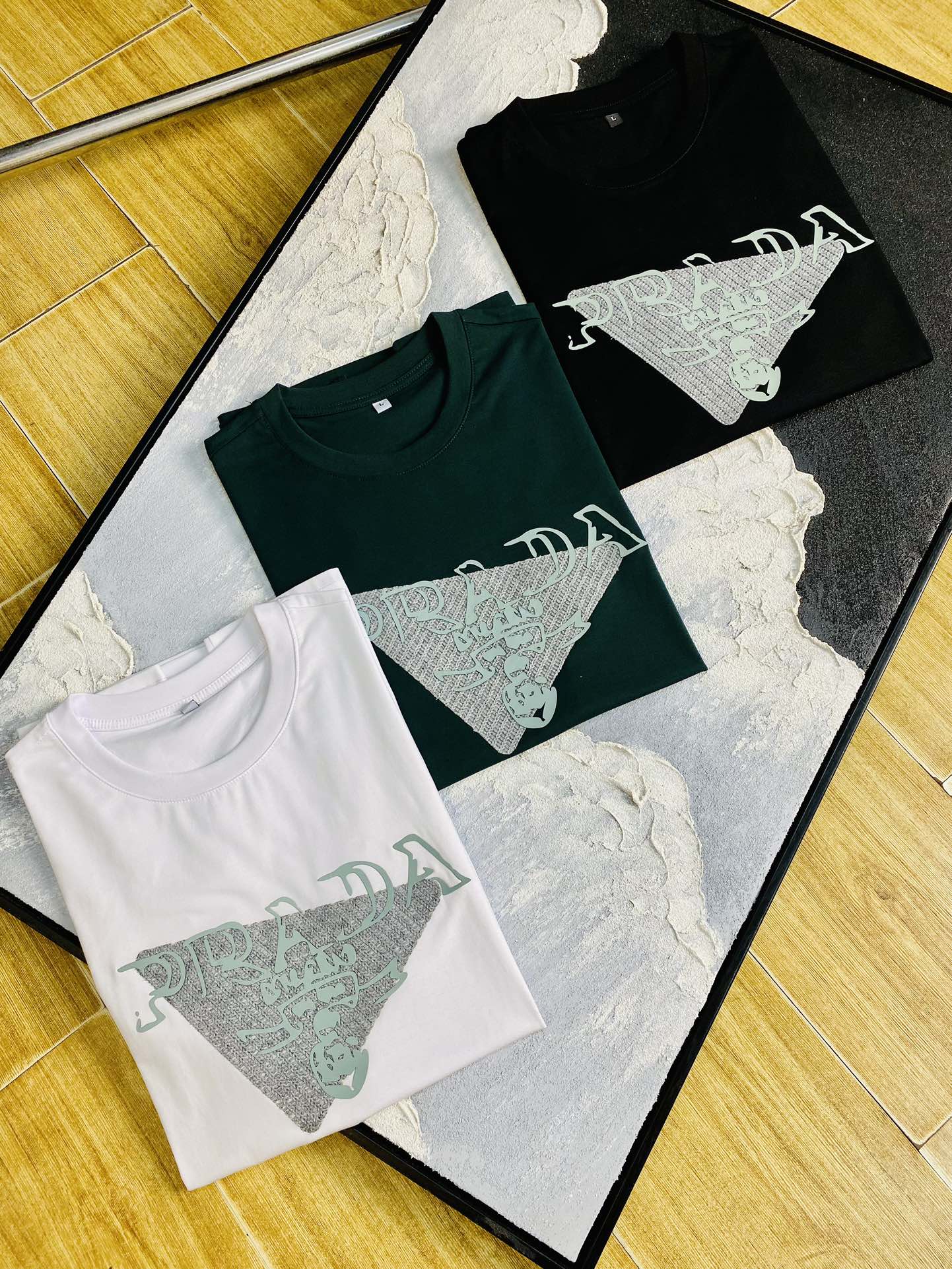 NO:452529,The same style on the official website can wear 205 catties. Prada Prada original single quality. The latest short-sleeved style. Selected counter customized top-grade double mercerized cotton imported fabric. All details are perfectly 100% replicated. Original hardware. High-end customized auxiliary materials. Original original mark. The upper body effect is excellent. Number of codes. M-4XL,,prada,prada,T-shirt,alexander wang.19860909官网同款可穿205斤 普拉达Prada 原单品质 最新款短袖 精选专柜订制顶级双丝光棉进口面料 所有细节做工完美1比1复刻 还原正品百分百 原版五金 高端订制辅料 原厂原标 上身效果超赞 码数 M-4XL,,prada,prada,T-shirt,alexander wang,Men's clothing