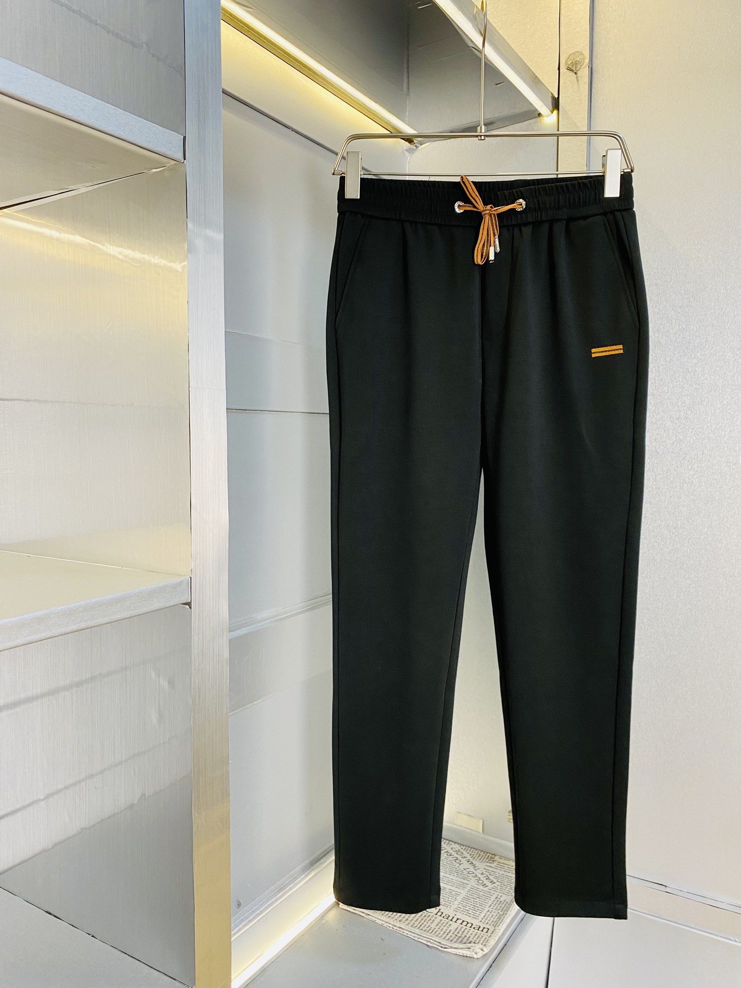 NO:151584,The original official website can wear 190 catties Zegna. Simple and fashionable. Early spring casual pants, wardrobe elastic pants, trousers, straight pants, very comfortable to wear, low-key and luxurious, very classy when worn, and there is no need to say much about the trouser style and cutting. The upper body is exquisite and vivid. The truly first-class quality is the real-class casual pants, elastic pants, made of Turkey cotton, and the most famous tannin cloth. The quality is excellent, and the pants are soft after heavy washing!  Straight-footed style, not picky, absolutely stylish, expert design, extremely luxurious. Number of sizes: M-3XL, zegna, alexander wang19860909官网原单货 可穿190斤杰尼亚Zegna 简约时尚 早春款休闲裤卫裤松紧裤长裤直筒裤身穿着非常舒适 低调不失奢华 穿出去非常有档次,裤型款式和裁剪亦无需多言 上身精致跃然.真正一等一顶级质料 真正殿堂级的休闲裤松紧裤,选用土耳其的棉花 生产出最有名的单宁布 品质卓然,经过重水洗使得裤子很柔软！直脚的版型 不挑人 上身绝对的有型 达人设计 极度奢华.码数:M-3XL,,zegna,alexander wang,Men's clothing