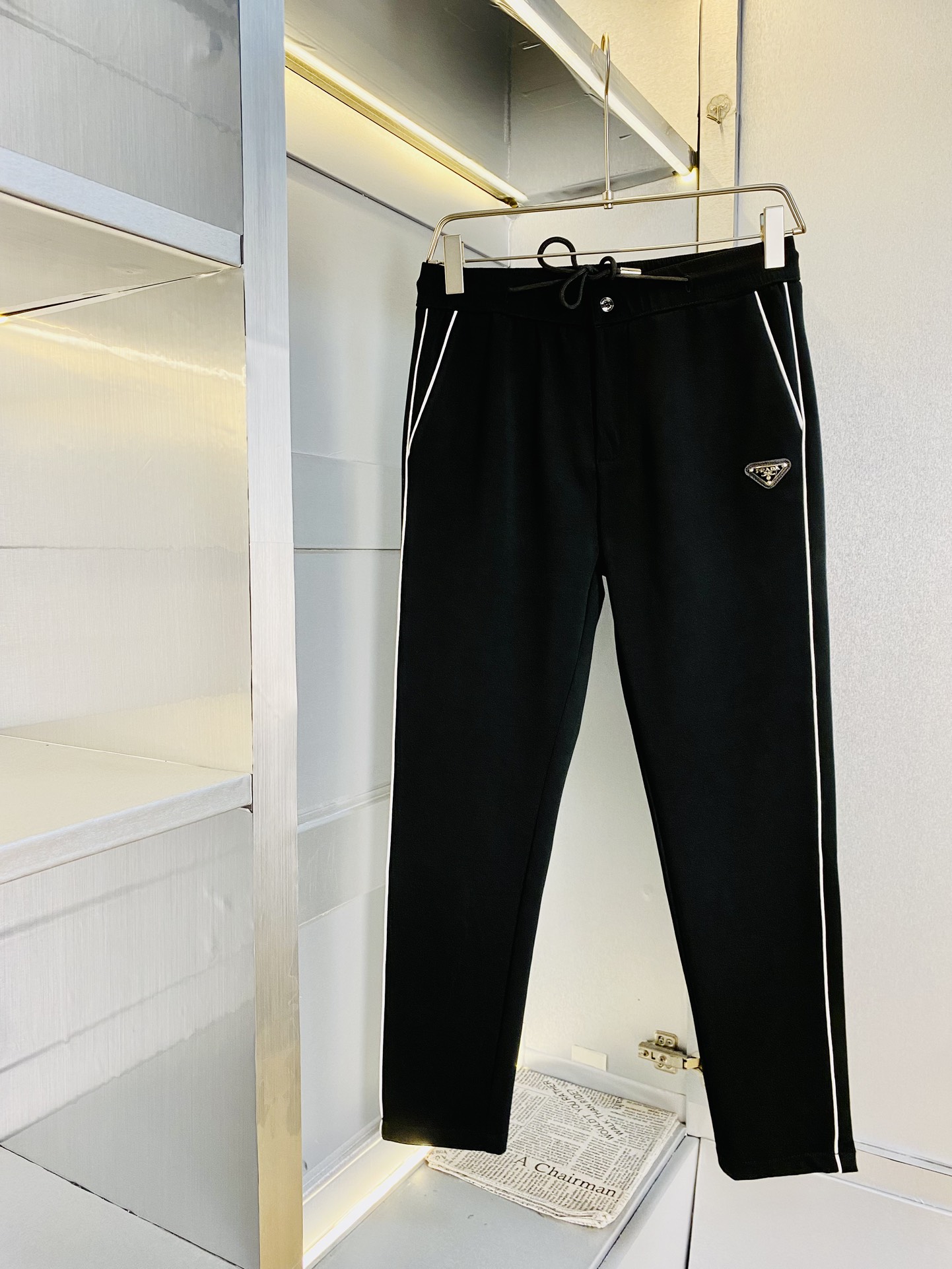 NO:151548,The original official website can wear 190 kilograms Prada Prada Simple and fashionable Early spring casual pants, wardrobe elastic pants, trousers, straight pants, very comfortable to wear, low-key and luxurious, very classy when worn, trousers style and cutting, no need to say much about the top body, the top quality is truly first-class, the real-class casual pants elastic pants, choose Turkish cotton to produce the most famous tannin cloth, excellent quality, heavy washing makes the pants very soft!  Straight-footed style, not picky, absolutely stylish, expert design, extremely luxurious. Number of codes: M-3XL, prada, prada, alexander wang19860909官网原单货 可穿190斤普拉达Prada 简约时尚 早春款休闲裤卫裤松紧裤长裤直筒裤身穿着非常舒适 低调不失奢华 穿出去非常有档次,裤型款式和裁剪亦无需多言 上身精致跃然.真正一等一顶级质料 真正殿堂级的休闲裤松紧裤,选用土耳其的棉花 生产出最有名的单宁布 品质卓然,经过重水洗使得裤子很柔软！直脚的版型 不挑人 上身绝对的有型 达人设计 极度奢华.码数:M-3XL,,prada,prada,alexander wang,Men's clothing