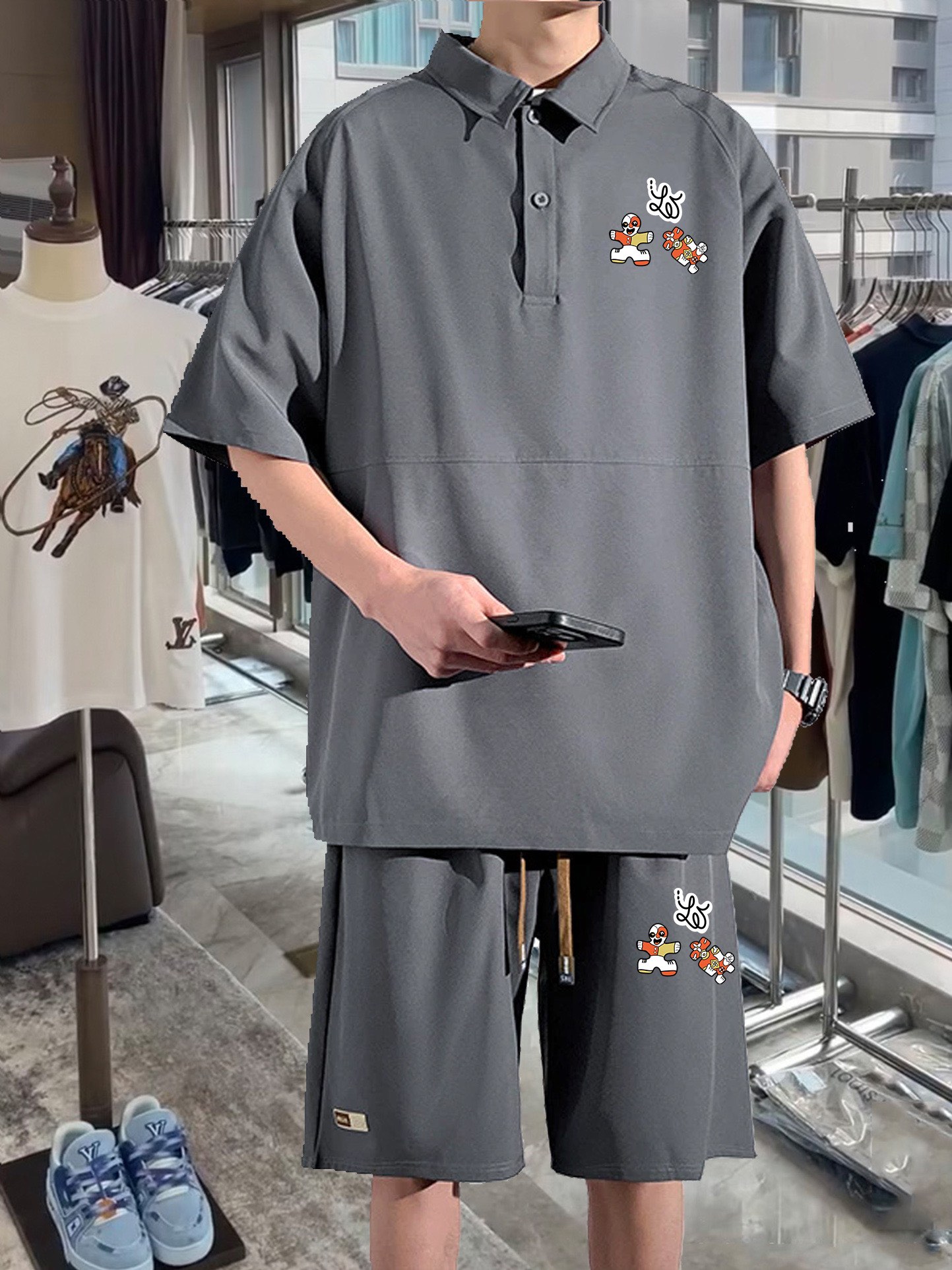 NO:130973,The original official website can wear 200 kilograms Loewe Simple and fashionable Lapel short-sleeved suit Shorts suit Shorts suit Very comfortable to wear, low-key and luxurious, very classy when worn, and there is no need to say much about the trouser style and cutting. The upper body is exquisite and vivid. The truly first-class material. The truly palace-grade casual pants elastic pants are made of Turkish cotton and produce the most famous tannin cloth. The quality is excellent, and the pants are heavy washing makes the pants very soft!  Straight-footed style, not picky, the upper body is absolutely stylish, extremely luxurious. Number of sizes: M-4XL, loewe, loewe, shorts, T-shirt, alexander wang19860909官网原单货 可穿200斤 罗意威Loewe 简约时尚 早春新款翻领套装翻领短袖套装短裤套装 身穿着非常舒适 低调不失奢华 穿出去非常有档次,裤型款式和裁剪亦无需多言 上身精致跃然.真正一等一顶级质料 真正殿堂级的休闲裤松紧裤,选用土耳其的棉花 生产出最有名的单宁布 品质卓然,经过重水洗使得裤子很柔软！直脚的版型 不挑人 上身绝对的有型 极度奢华.码数:M-4XL,,loewe,loewe,shorts,T-shirt,alexander wang,Men's clothing