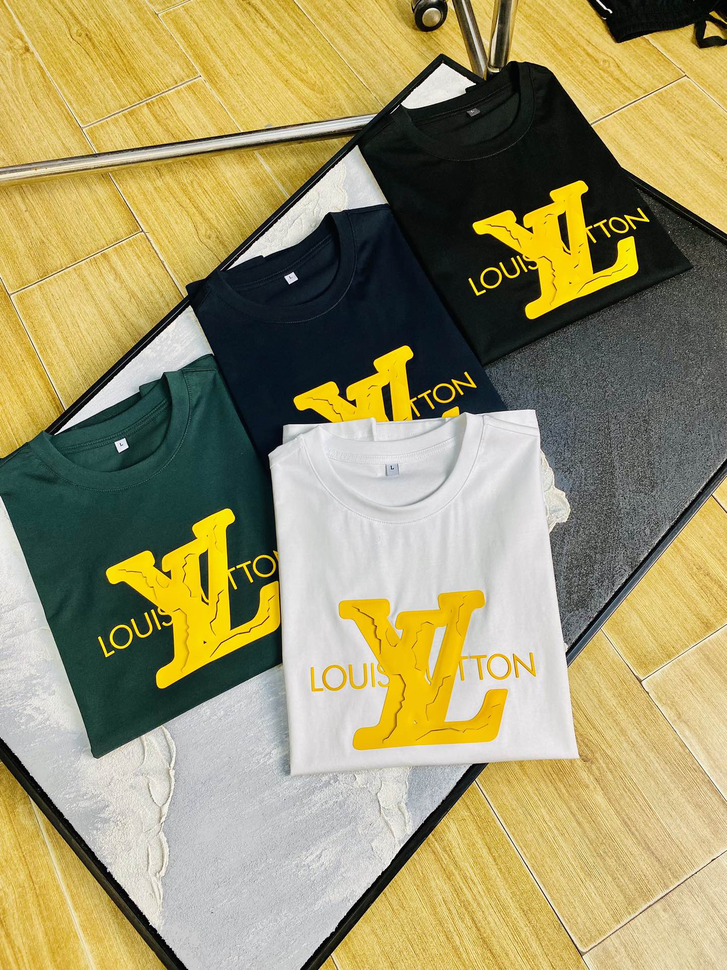 NO:452549,The same style on the official website can wear 205 catties Louis Vuitton Lv Original single quality Latest short sleeves Selected counter custom-made top double mercerized cotton imported fabrics All details are perfectly 1 to 1 replicate, restore the authentic 100% original hardware High-end custom auxiliary materials Original factory original standard The upper body effect is excellent Number of codes M-4XL,,louis vuitton,louis vuitton,T-shirt,alexander wang19860909官网同款可穿205斤 路易威登Lv 原单品质 最新款短袖 精选专柜订制顶级双丝光棉进口面料 所有细节做工完美1比1复刻 还原正品百分百 原版五金 高端订制辅料 原厂原标 上身效果超赞 码数 M-4XL,,louis vuitton,louis vuitton,T-shirt,alexander wang,Men's clothing