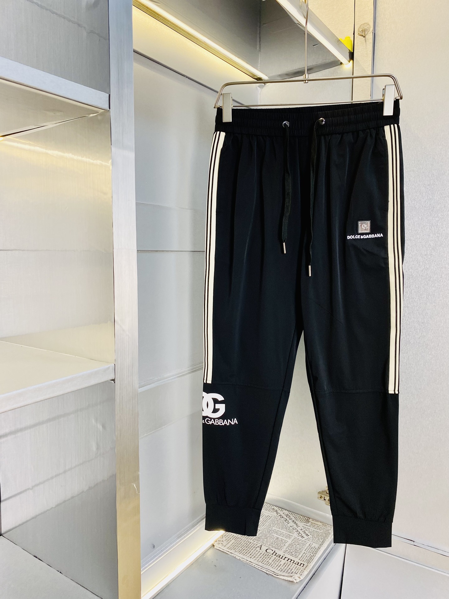 NO:133761,The original official website can wear 200 kilograms of Dolce & Gabbana DG Simple and fashionable Early spring casual pants, wardrobe elastic pants, sports pants, trousers, trousers, cropped pants, very comfortable to wear, low-key and luxurious, very classy when worn, and there is no need to say much about the style and cutting of the pants. The upper body is exquisite and vivid. The truly first-class material. The truly palace-level casual pants elastic pants are made of Turkish cotton to produce the most famous tannin cloth. The quality is excellent, and the pants are heavily washed and made very soft!  Straight-footed style, not picky, absolutely stylish, expert design, extremely luxurious. Number of sizes: M-3XL, Dolce & Gabbana, Dolce & Gabbana, alexander wang19860909官网原单货 可穿200斤杜嘉班纳DG 简约时尚 早春款休闲裤卫裤松紧裤运动裤束脚裤九分裤身穿着非常舒适 低调不失奢华 穿出去非常有档次,裤型款式和裁剪亦无需多言 上身精致跃然.真正一等一顶级质料 真正殿堂级的休闲裤松紧裤,选用土耳其的棉花 生产出最有名的单宁布 品质卓然,经过重水洗使得裤子很柔软！直脚的版型 不挑人 上身绝对的有型 达人设计 极度奢华.码数:M-3XL,,Dolce&Gabbana,Dolce&Gabbana,alexander wang,Men's clothing