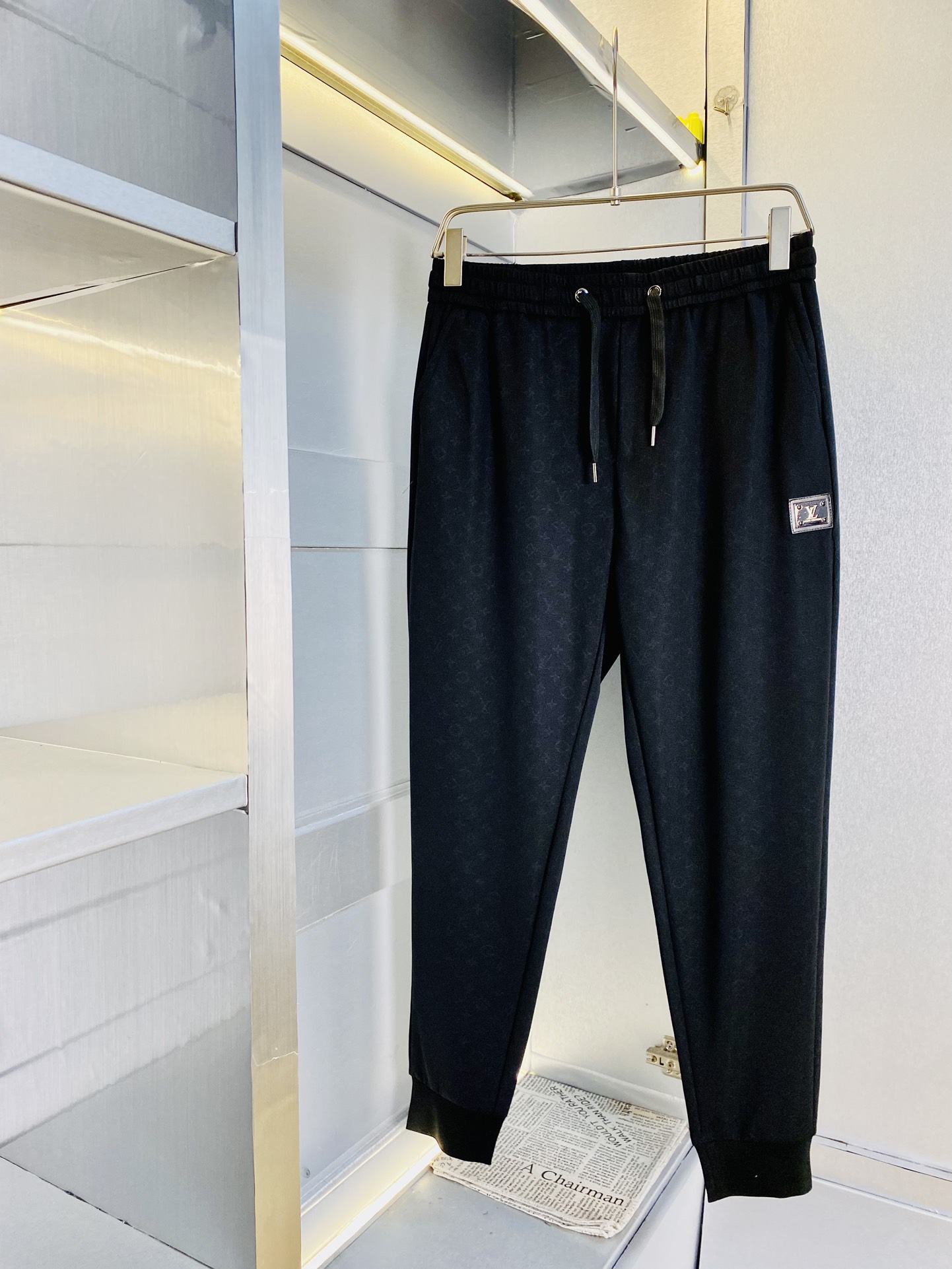 NO:140978,The original official website can wear 200 kilograms of Louis Vuitton Lv. Simple and fashionable Early spring casual pants, wardrobe elastic pants, sports pants, trousers, trousers, cropped pants, very comfortable to wear, low-key and luxurious, very classy when worn, and there is no need to say much about the style and cutting of the pants. The upper body is exquisite and vivid. The truly first-class quality is the real-class casual pants, elastic pants, and the choice of Turkish cotton to produce the most famous tannin cloth. The quality is excellent, and the pants are soft after heavy washing!  Straight-footed style, not picky, absolutely stylish, expert design, extremely luxurious. Number of codes: M-3XL,, louis vuitton, louis vuitton, alexander wang19860909官网原单货 可穿200斤路易威登Lv 简约时尚 早春款休闲裤卫裤松紧裤运动裤束脚裤九分裤身穿着非常舒适 低调不失奢华 穿出去非常有档次,裤型款式和裁剪亦无需多言 上身精致跃然.真正一等一顶级质料 真正殿堂级的休闲裤松紧裤,选用土耳其的棉花 生产出最有名的单宁布 品质卓然,经过重水洗使得裤子很柔软！直脚的版型 不挑人 上身绝对的有型 达人设计 极度奢华.码数:M-3XL,,louis vuitton,louis vuitton,alexander wang,Men's clothing