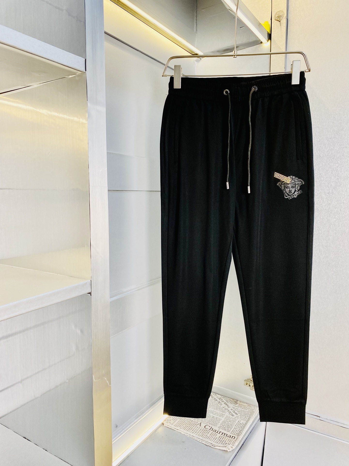 NO:140981,The original official website can wear 200 kilograms Versace. Simple and fashionable. Early spring casual pants, wardrobe elastic pants, sports pants, trousers, trousers, and cropped pants. Very comfortable to wear. Low-key and luxurious. It is very classy when worn. There is no need to say much about the style and cutting of the pants. The upper body is exquisite and vivid. The truly first-class material. The truly palace-level casual pants are elastic pants, which are made of Turkey's cotton. The most famous tannin cloth is excellent. The quality is excellent. The pants are soft after heavy washing!  Straight-footed style, not picky, absolutely stylish, expert design, extremely luxurious. Number of codes: M-3XL, versace, versace, alexander wang19860909官网原单货 可穿200斤范思哲Versace 简约时尚 早春款休闲裤卫裤松紧裤运动裤束脚裤九分裤身穿着非常舒适 低调不失奢华 穿出去非常有档次,裤型款式和裁剪亦无需多言 上身精致跃然.真正一等一顶级质料 真正殿堂级的休闲裤松紧裤,选用土耳其的棉花 生产出最有名的单宁布 品质卓然,经过重水洗使得裤子很柔软！直脚的版型 不挑人 上身绝对的有型 达人设计 极度奢华.码数:M-3XL,,versace,versace,alexander wang,Men's clothing