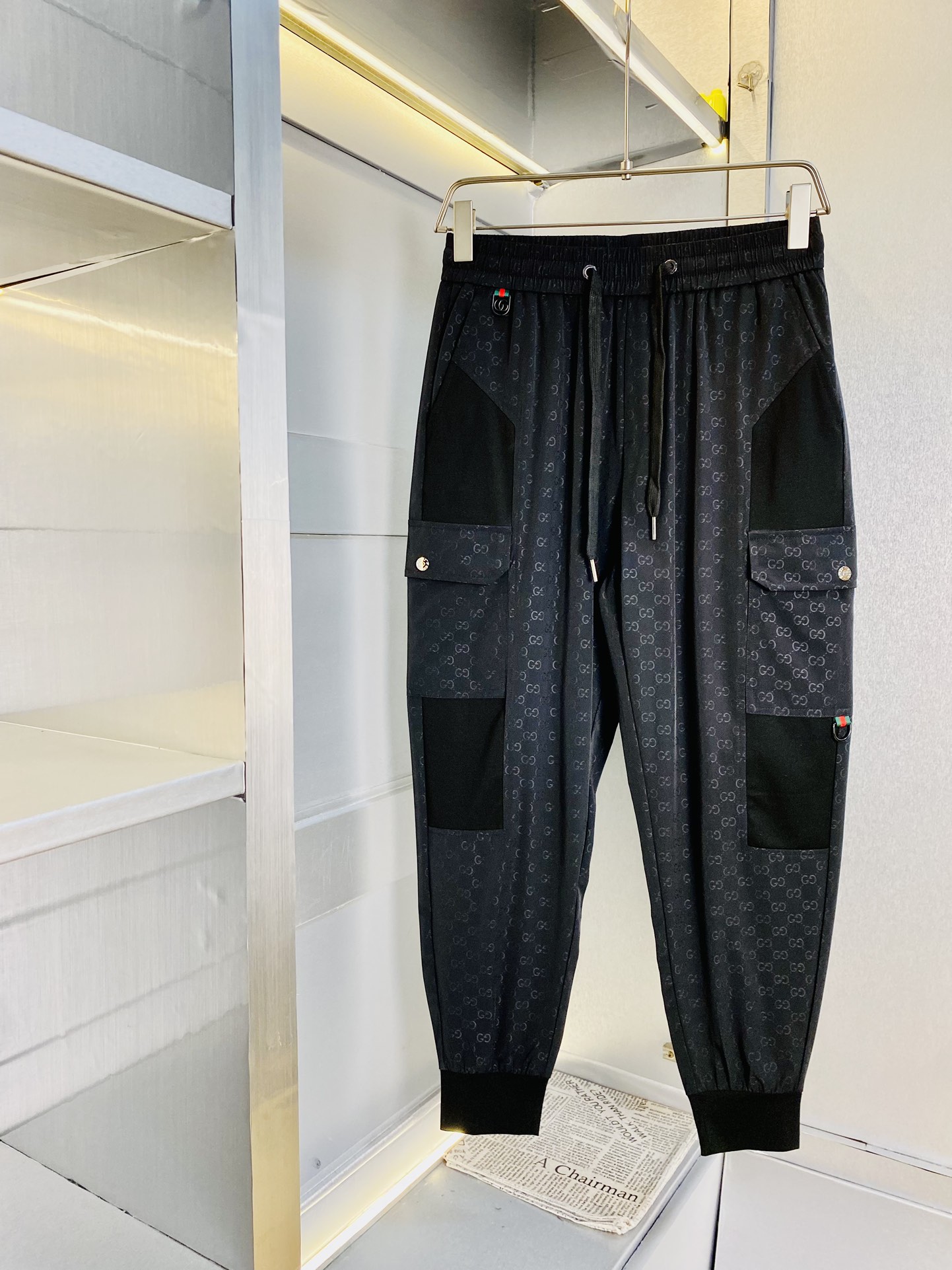 NO:140984,The original official website can wear 200 kilograms of Gucci. Simple and fashionable. Early spring casual pants, wardrobe elastic pants, sports pants, trousers, trousers, cropped pants, very comfortable to wear, low-key and luxurious, very classy when worn, and there is no need to say much about the trousers style and cutting. The upper body is exquisite and vivid. The truly first-class quality is the real-class casual pants, elastic pants, and the choice of Turkish cotton to produce the most famous tannin cloth. The quality is excellent, and the pants are soft after heavy washing!  Straight-footed style, not picky, absolutely stylish, expert design, extremely luxurious. Number of sizes: M-3XL, gucci, alexander wang19860909官网原单货 可穿200斤古奇Gucci 简约时尚 早春款休闲裤卫裤松紧裤运动裤束脚裤九分裤身穿着非常舒适 低调不失奢华 穿出去非常有档次,裤型款式和裁剪亦无需多言 上身精致跃然.真正一等一顶级质料 真正殿堂级的休闲裤松紧裤,选用土耳其的棉花 生产出最有名的单宁布 品质卓然,经过重水洗使得裤子很柔软！直脚的版型 不挑人 上身绝对的有型 达人设计 极度奢华.码数:M-3XL,,gucci,alexander wang,Men's clothing