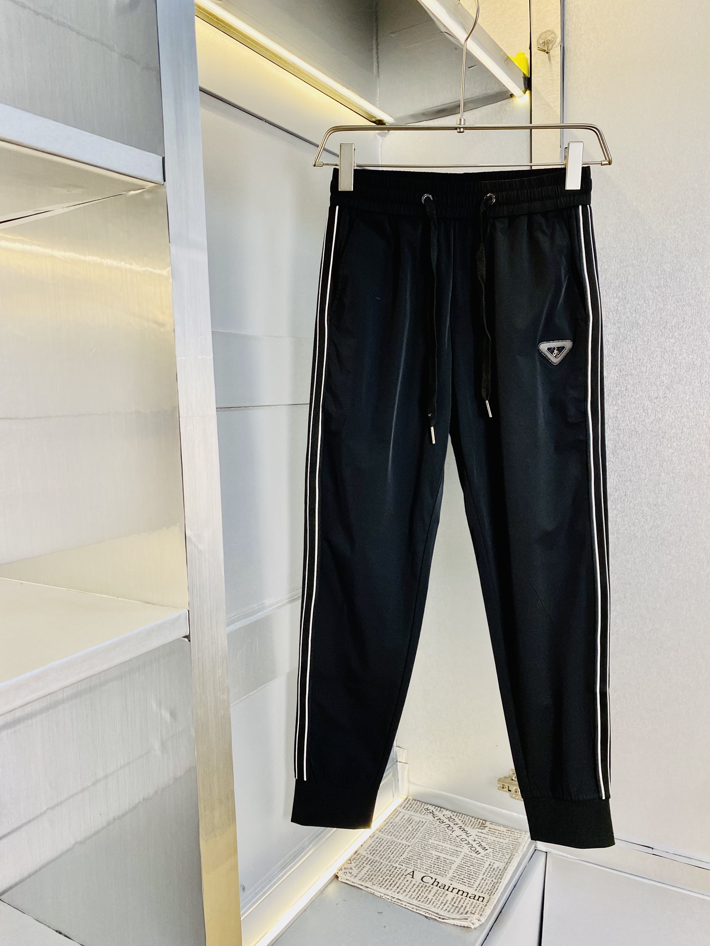 NO:140987,The original official website can wear 200 kilograms Prada Prada Simple and fashionable Early spring casual pants, wardrobe elastic pants, sports pants, trousers, trousers, cropped pants, very comfortable to wear, low-key and luxurious, very classy when worn, there is no need to say much about the trousers style and cutting, the upper body is exquisite and vivid. The truly first-class quality is the real-class casual pants elastic pants, which are made of Turkey's cotton, and produce the most famous tannin cloth. The quality is excellent, and the pants are heavy washed to make the pants very soft!  Straight-footed style, not picky, absolutely stylish, expert design, extremely luxurious. Number of codes: M-3XL, prada, prada, alexander wang19860909官网原单货 可穿200斤普拉达Prada 简约时尚 早春款休闲裤卫裤松紧裤运动裤束脚裤九分裤身穿着非常舒适 低调不失奢华 穿出去非常有档次,裤型款式和裁剪亦无需多言 上身精致跃然.真正一等一顶级质料 真正殿堂级的休闲裤松紧裤,选用土耳其的棉花 生产出最有名的单宁布 品质卓然,经过重水洗使得裤子很柔软！直脚的版型 不挑人 上身绝对的有型 达人设计 极度奢华.码数:M-3XL,,prada,prada,alexander wang,Men's clothing