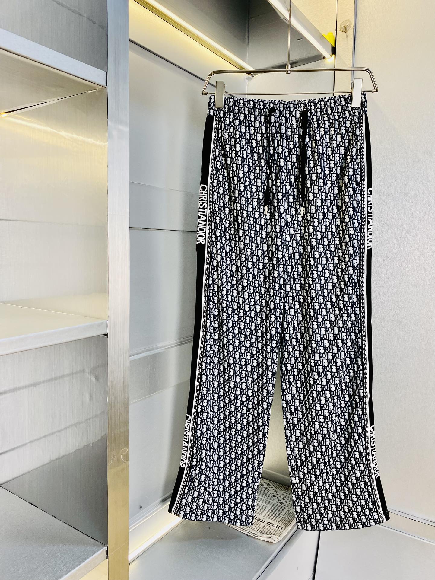 NO:140990,The original item on the official website can wear 200 kilogram Dior Simple and fashionable Early spring casual pants, wardrobe elastic pants, sports pants, wide-leg pants, long pants, very comfortable to wear, low-key and luxurious, very classy when worn, and there is no need to say much about the trouser style and cutting. The upper body is exquisite and vivid. The truly first-class material. The truly palace-grade casual pants elastic pants are made of Turkey cotton and produce the most famous tannin cloth. The quality is excellent, and the pants are heavy washing makes the pants very soft!  Straight-footed style, not picky, absolutely stylish, expert design, extremely luxurious. Number of codes: M-3XL,,dior,dior,alexander wang19860909官网原单货 可穿200斤迪奥Dior 简约时尚 早春款休闲裤卫裤松紧裤运动裤阔腿裤长裤身穿着非常舒适 低调不失奢华 穿出去非常有档次,裤型款式和裁剪亦无需多言 上身精致跃然.真正一等一顶级质料 真正殿堂级的休闲裤松紧裤,选用土耳其的棉花 生产出最有名的单宁布 品质卓然,经过重水洗使得裤子很柔软！直脚的版型 不挑人 上身绝对的有型 达人设计 极度奢华.码数:M-3XL,,dior,dior,alexander wang,Men's clothing