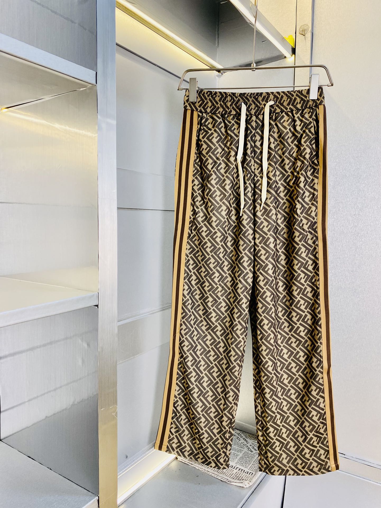 NO:140965,The original official website can wear 200 kilograms Fendi Fendi Simple and fashionable Early spring casual pants, wardrobe elastic pants, sports pants, wide-leg pants, long pants, very comfortable to wear, low-key and luxurious, very classy when worn, there is no need to say much about the trouser style and cutting, the upper body is exquisite and vivid. The truly first-class quality is the real-class casual pants elastic pants, which are made of Turkey's cotton, produce the most famous tannin cloth. The quality is excellent, and the pants are soft after heavy washing!  Straight-footed style, not picky, absolutely stylish, expert design, extremely luxurious. Number of codes: M-3XL, fendi, fendi, alexander wang19860909官网原单货 可穿200斤芬迪Fendi 简约时尚 早春款休闲裤卫裤松紧裤运动裤阔腿裤长裤身穿着非常舒适 低调不失奢华 穿出去非常有档次,裤型款式和裁剪亦无需多言 上身精致跃然.真正一等一顶级质料 真正殿堂级的休闲裤松紧裤,选用土耳其的棉花 生产出最有名的单宁布 品质卓然,经过重水洗使得裤子很柔软！直脚的版型 不挑人 上身绝对的有型 达人设计 极度奢华.码数:M-3XL,,fendi,fendi,alexander wang,Men's clothing