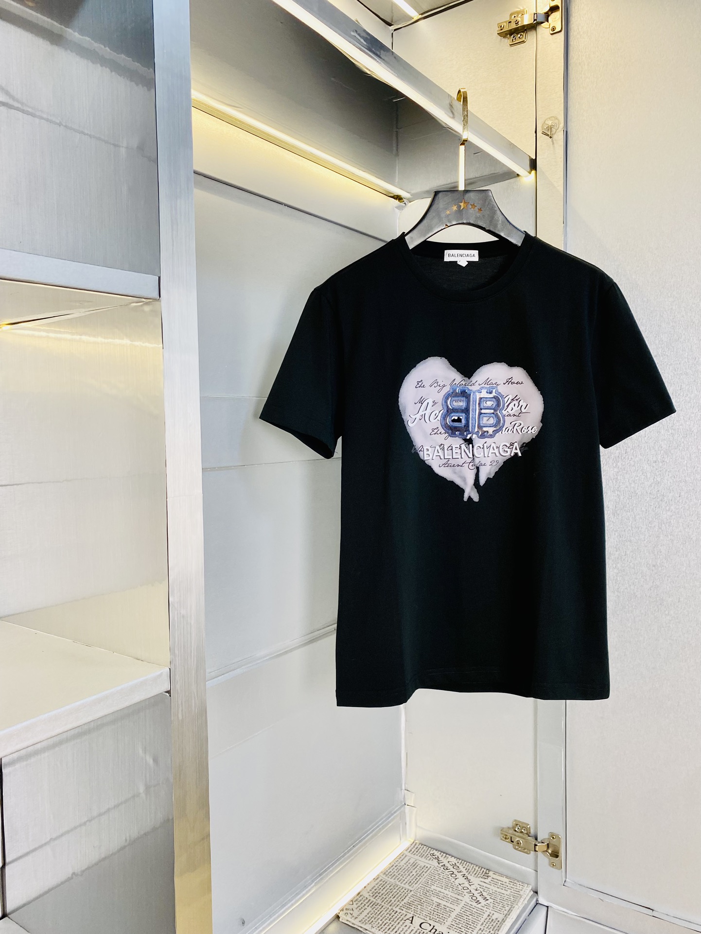 NO:140977,Wear 240 pounds, gospel of fat, couples, size M-6XL, Balenciaga, original single quality, latest style, round neck short-sleeved T-shirt, selected counter customized top-grade double mercerized cotton imported fabric, all details are perfectly 1 to 1 replica, restore the authentic 100% original hardware, high-end customized auxiliary materials, original factory original standard, excellent upper body effect!  ,,balenciaga,balenciaga,T-shirt,tees,t-shirt,alexander wang19860909穿240斤 胖子福音 情侣款 码数M-6XL 巴黎世家Balenciaga 原单品质 最新款 圆领短袖T恤衣服 精选专柜订制顶级双丝光棉进口面料 所有细节做工完美1比1复刻 还原正品百分百 原版五金 高端订制辅料 原厂原标 上身效果超赞！,,balenciaga,balenciaga,T-shirt,tees，t-shirt,alexander wang,Men's clothing