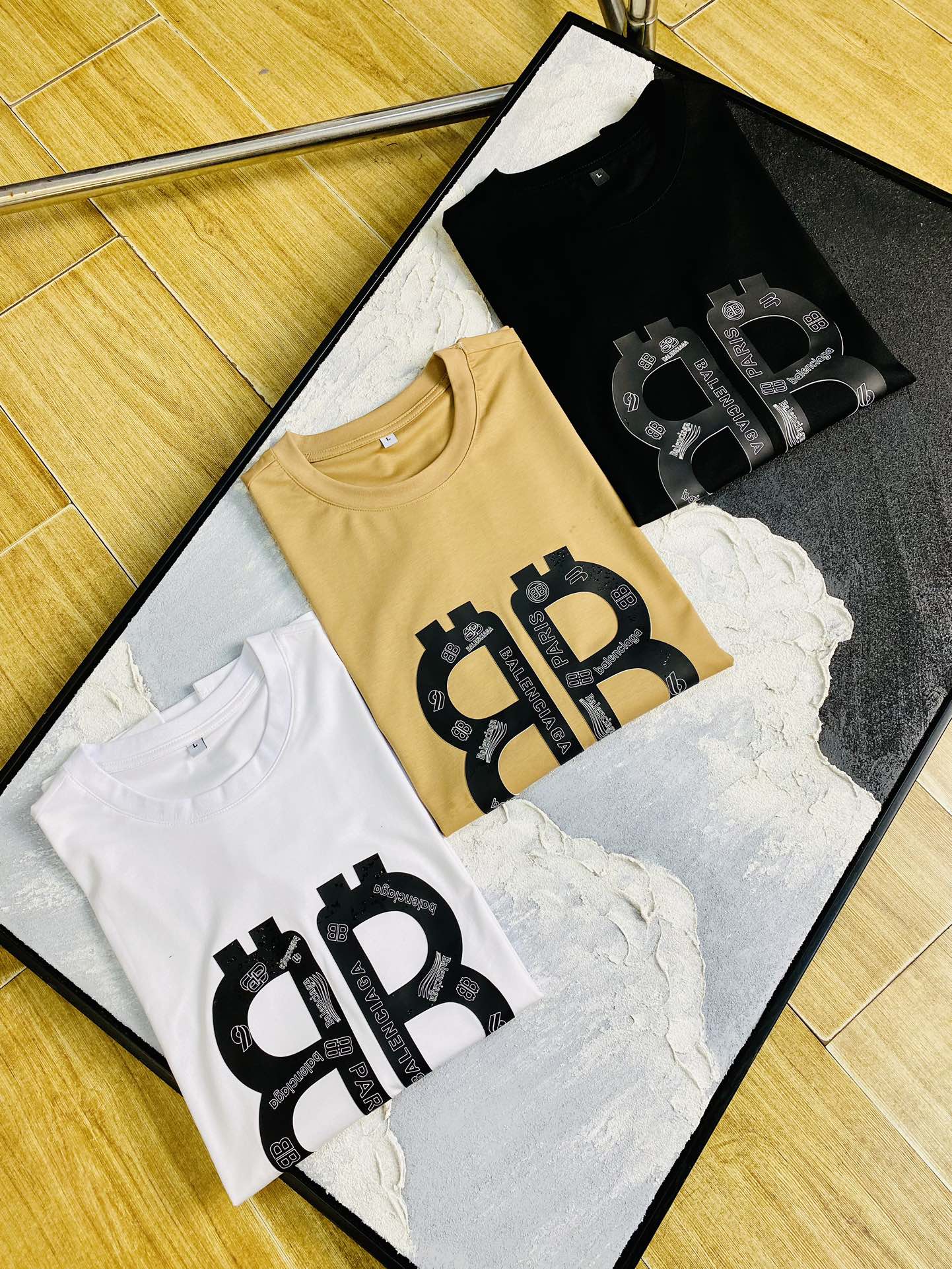 NO:420890,The same style on the official website can wear 205 catties. Balenciaga original single quality. The latest short-sleeved style. Selected counter customized top-grade double mercerized cotton imported fabric. All details are perfectly 100% replicated. Original hardware. High-end customized auxiliary materials. Original original mark. Excellent upper body effect. Number of codes. M-4XL,,balenciaga,balenciaga,T-shirt,alexander wang.19860909官网同款可穿205斤 巴黎世家Balenciaga 原单品质 最新款短袖 精选专柜订制顶级双丝光棉进口面料 所有细节做工完美1比1复刻 还原正品百分百 原版五金 高端订制辅料 原厂原标 上身效果超赞 码数 M-4XL,,balenciaga,balenciaga,T-shirt,alexander wang,Men's clothing