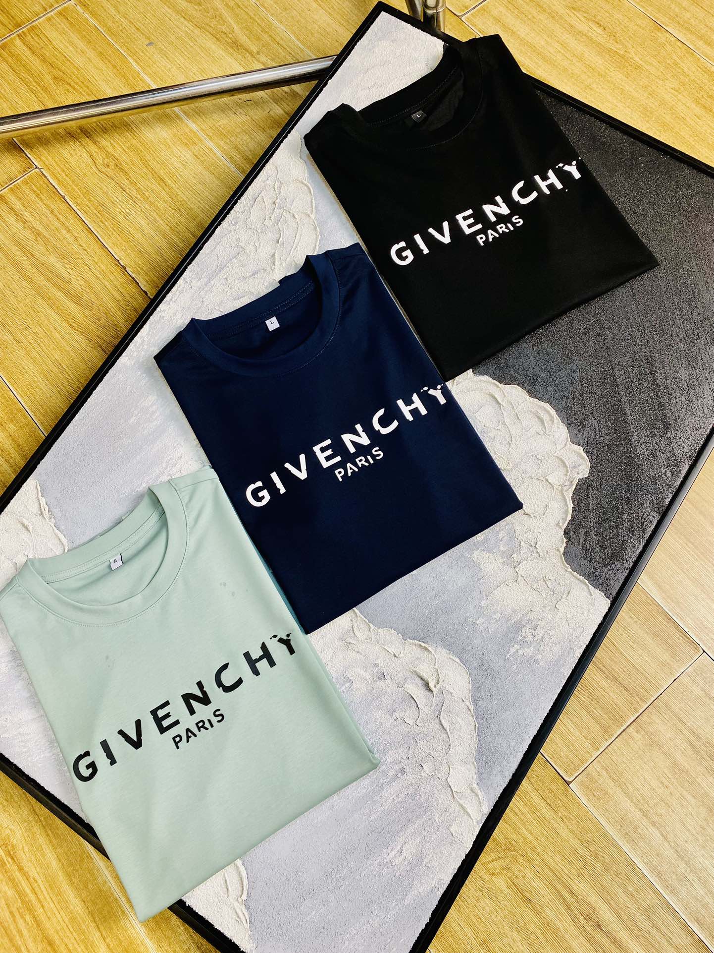 NO:474788,The same style on the official website can wear 205 catties. Givenchy Givenchy original single quality. The latest short-sleeved style of 2025. Selected counter customized top-grade double mercerized cotton imported fabric. All details are perfectly 100% replicated. Original hardware. High-end customized auxiliary materials. Original original mark. The upper body effect is excellent. Number of codes: M-4XL,, given, given, T-shirt, alexander wang.19860909官网同款可穿205斤 纪梵希Givenchy 原单品质 2025最新款短袖 精选专柜订制顶级双丝光棉进口面料 所有细节做工完美1比1复刻 还原正品百分百 原版五金 高端订制辅料 原厂原标 上身效果超赞 码数 M-4XL,,givenchy,givenchy,T-shirt,alexander wang,Men's clothing