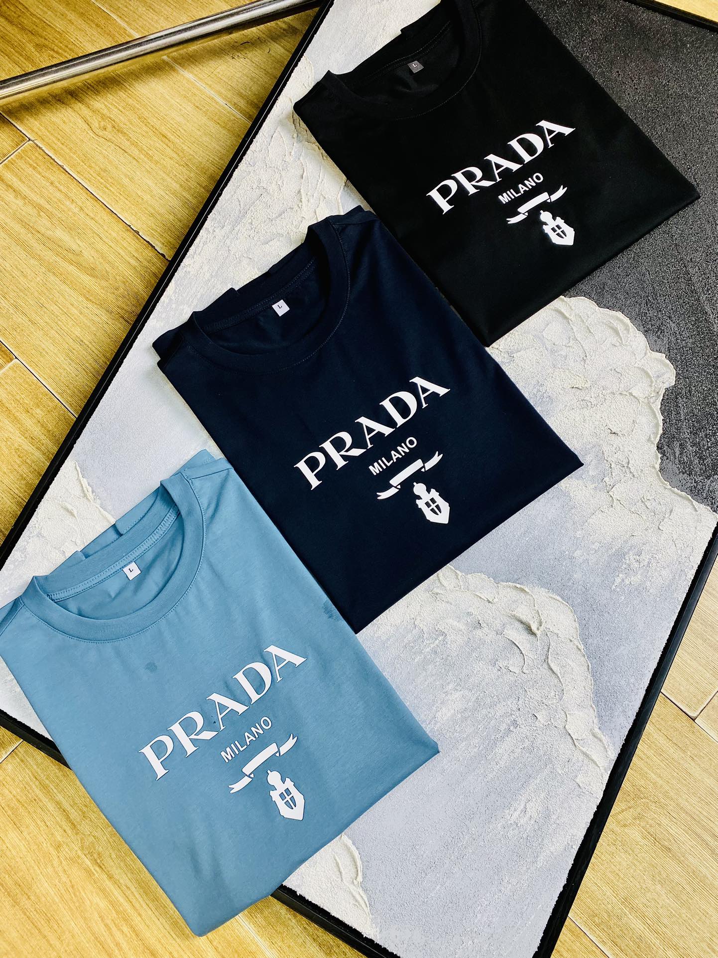 NO:513787,The same style on the official website can wear 205 catties. Prada Prada original single quality. The latest short-sleeved style of 2025. Selected counter customized top-grade double mercerized cotton imported fabric. All details are perfectly 100% replicated. Original hardware. High-end customized auxiliary materials. Original original mark. The upper body effect is excellent. Number of codes: M-4XL,,prada,prada,T-shirt,alexander wang.19860909官网同款可穿205斤 普拉达Prada 原单品质 2025最新款短袖 精选专柜订制顶级双丝光棉进口面料 所有细节做工完美1比1复刻 还原正品百分百 原版五金 高端订制辅料 原厂原标 上身效果超赞 码数 M-4XL,,prada,prada,T-shirt,alexander wang,Men's clothing