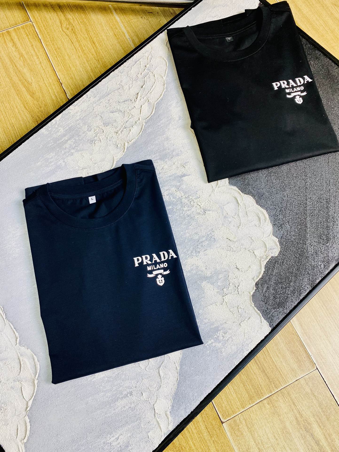 NO:474793,The same style on the official website can wear 205 catties. Prada Prada original single quality. The latest short-sleeved style of 2025. Selected counter customized top-grade double mercerized cotton imported fabric. All details are perfectly 100% replicated. Original hardware. High-end customized auxiliary materials. Original original mark. The upper body effect is excellent. Number of codes. M-4XL,,prada,prada,T-shirt,alexander wang.19860909官网同款可穿205斤 普拉达Prada 原单品质 2025最新款短袖 精选专柜订制顶级双丝光棉进口面料 所有细节做工完美1比1复刻 还原正品百分百 原版五金 高端订制辅料 原厂原标 上身效果超赞 码数 M-4XL,,prada,prada,T-shirt,alexander wang,Men's clothing