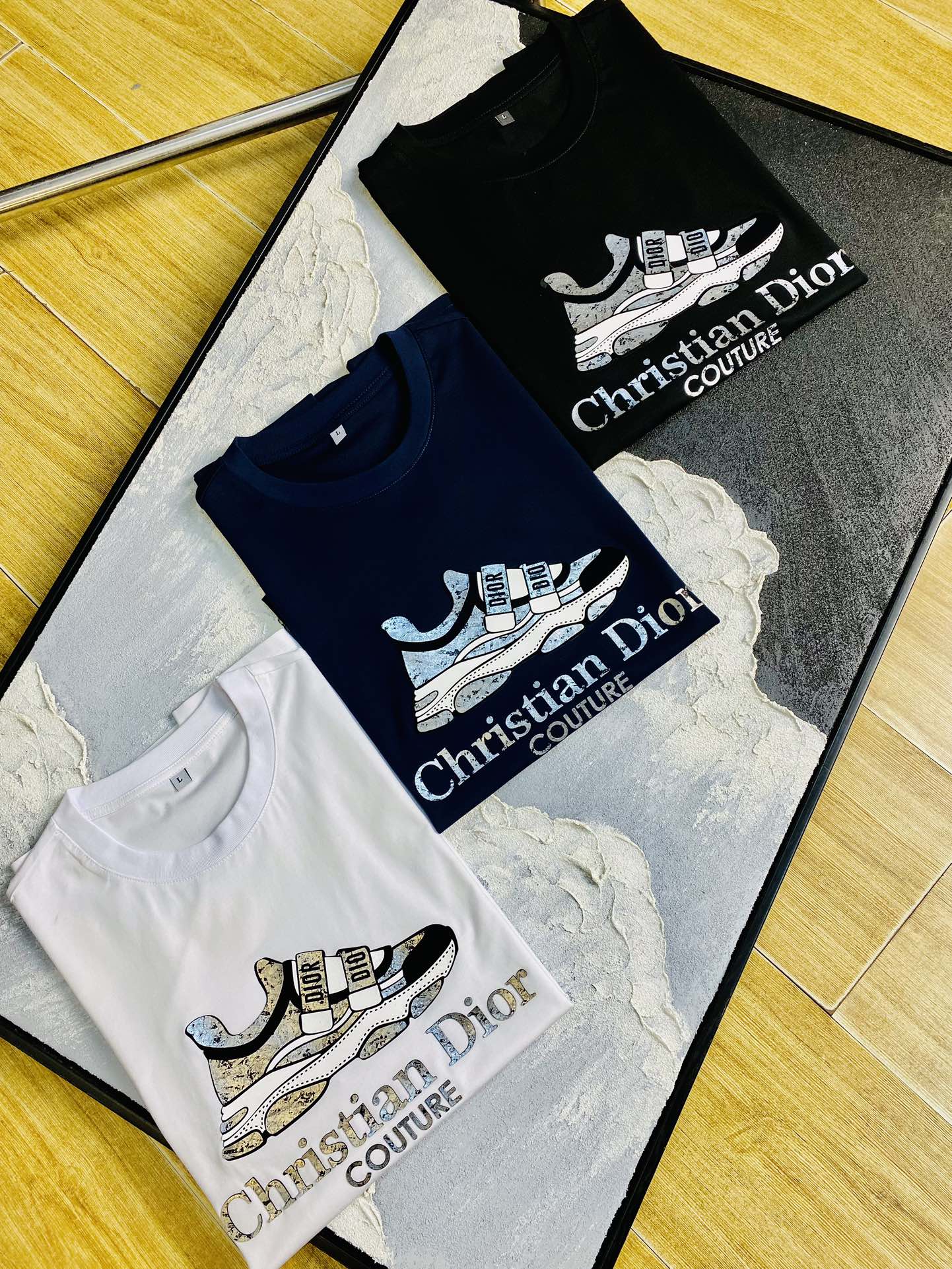 NO:161646,The same style on the official website can wear 205 catties Dior original single quality 2025 latest short-sleeved style selected counter custom-made top double mercerized cotton imported fabrics. All details are perfectly 100% replica of the original product. Original hardware. High-end customized auxiliary materials. Original original mark. Excellent upper body effect. Number of codes M-4XL,,dior,dior,T-shirt,alexander wang19860909官网同款可穿205斤 迪奥Dior 原单品质 2025最新款短袖 精选专柜订制顶级双丝光棉进口面料 所有细节做工完美1比1复刻 还原正品百分百 原版五金 高端订制辅料 原厂原标 上身效果超赞 码数 M-4XL,,dior,dior,T-shirt,alexander wang,Men's clothing