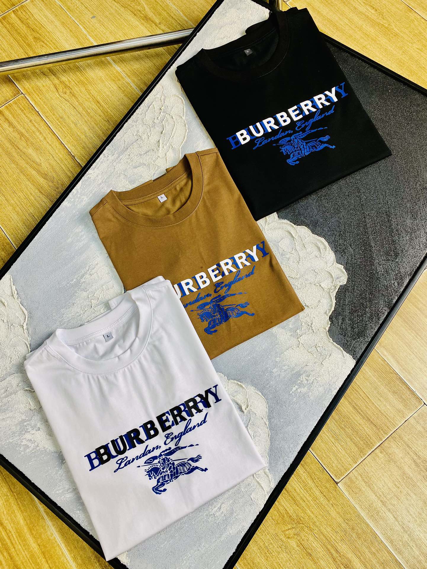 NO:427244,The same style on the official website can wear 205 catties. Burberry Burberry original single quality. The latest short-sleeved style. Selected counter customized top-grade double mercerized cotton imported fabric. All details are perfectly 100% replicated. Original hardware. High-end customized auxiliary materials. Original original mark. Excellent upper body effect. Number of codes. M-4XL,,burberry,burberry,T-shirt,alexander wang.19860909官网同款可穿205斤 巴宝莉Burberry 原单品质 最新款短袖 精选专柜订制顶级双丝光棉进口面料 所有细节做工完美1比1复刻 还原正品百分百 原版五金 高端订制辅料 原厂原标 上身效果超赞 码数 M-4XL,,burberry,burberry,T-shirt,alexander wang,Men's clothing