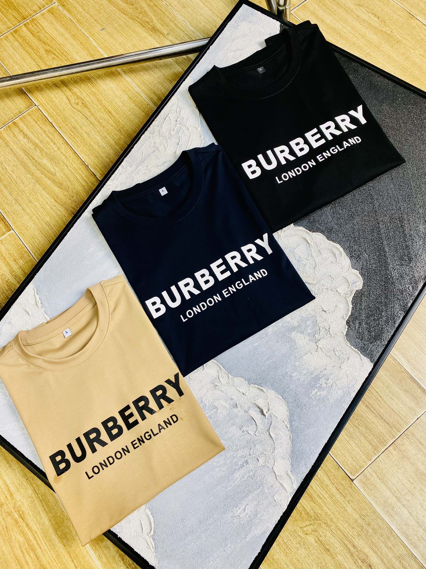 NO:513789,The same style on the official website can wear 205 catties. Burberry Burberry original single quality. The latest short-sleeved style of 2025. Selected counter customized top-grade double mercerized cotton imported fabric. All details are perfectly 100% replicated. Original hardware. High-end customized auxiliary materials. Original original mark. The upper body effect is excellent. Number of codes: M-4XL,,burberry,burberry,T-shirt,alexander wang.19860909官网同款可穿205斤 巴宝莉Burberry 原单品质 2025最新款短袖 精选专柜订制顶级双丝光棉进口面料 所有细节做工完美1比1复刻 还原正品百分百 原版五金 高端订制辅料 原厂原标 上身效果超赞 码数 M-4XL,,burberry,burberry,T-shirt,alexander wang,Men's clothing