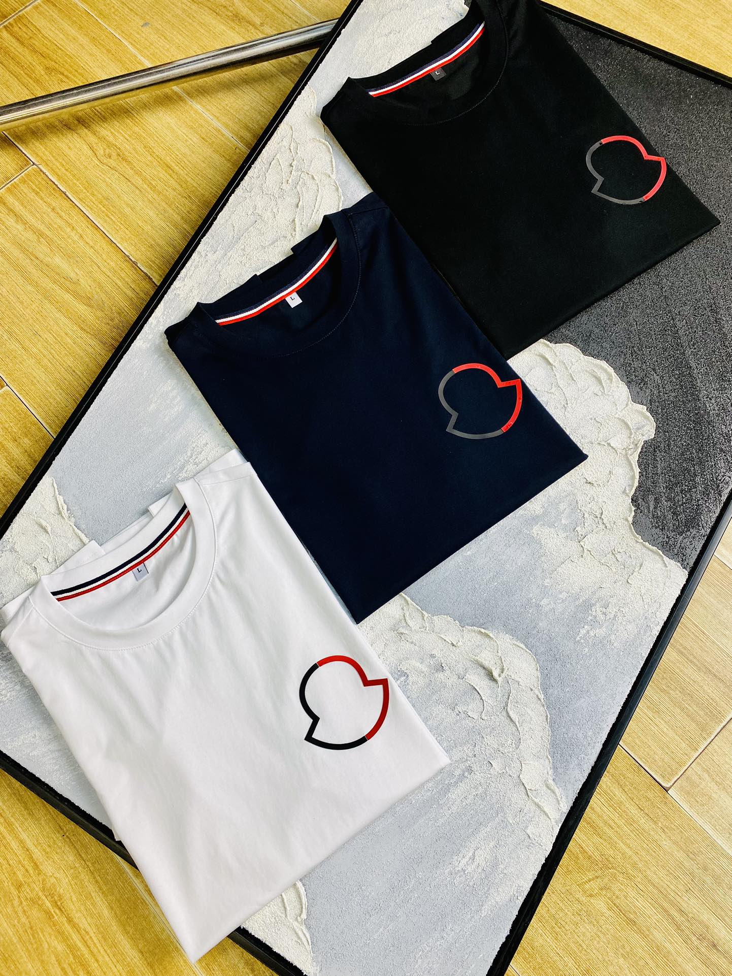 NO:427195,The same style on the official website can wear 205 catties. Moncler. Original single quality. Latest short-sleeved style. Selected counter customized top-grade double mercerized cotton imported fabric. All details are perfectly 100% replicated. Original hardware. High-end customized auxiliary materials. Original original mark. Excellent upper body effect. Number of codes. M-4XL,,Moncler,T-shirt,alexander wang.19860909官网同款可穿205斤 蒙口Moncler 原单品质 最新款短袖 精选专柜订制顶级双丝光棉进口面料 所有细节做工完美1比1复刻 还原正品百分百 原版五金 高端订制辅料 原厂原标 上身效果超赞 码数 M-4XL,,Moncler,T-shirt,alexander wang,Men's clothing