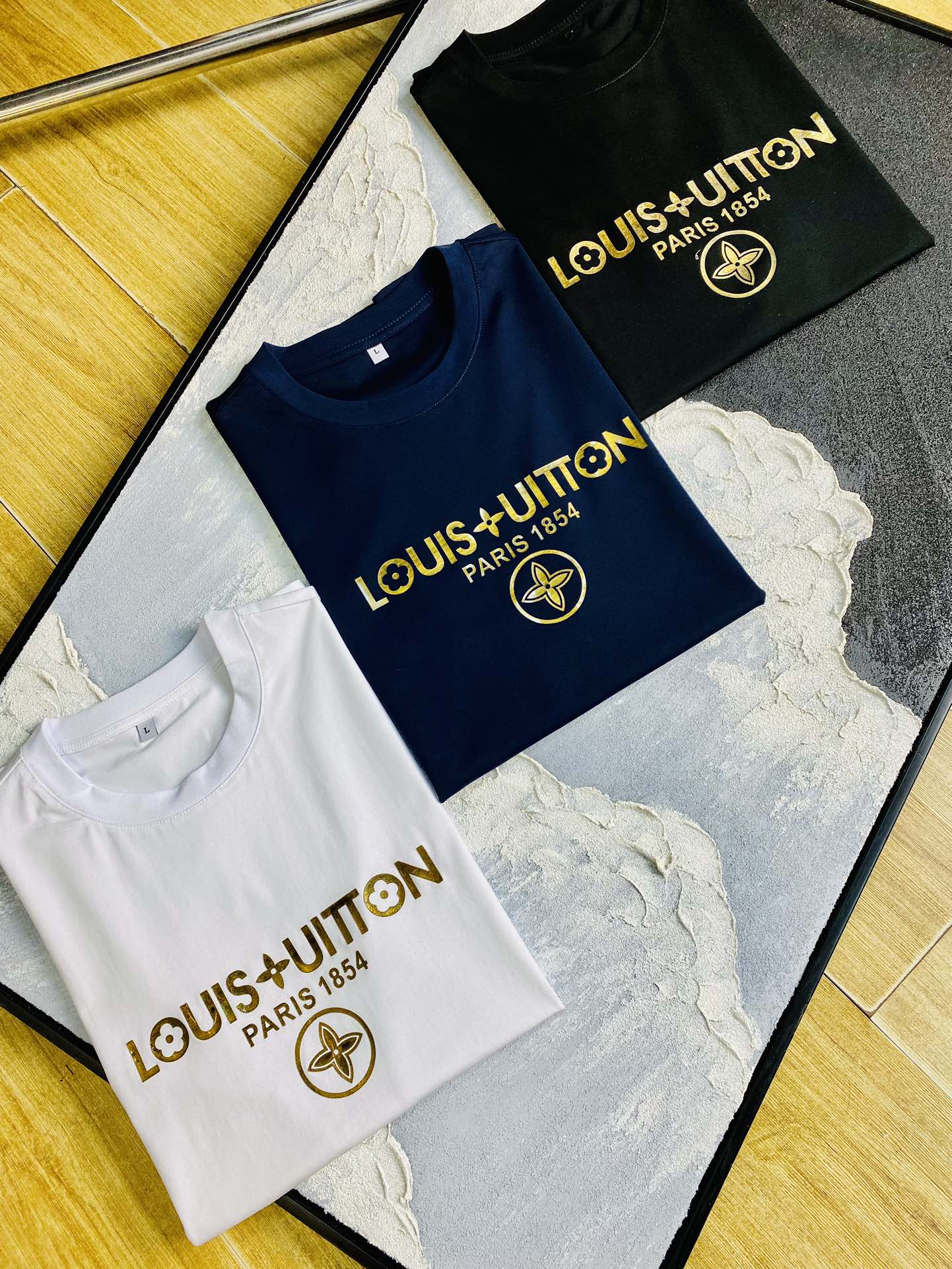NO:154194,The same style on the official website can wear 205 catties Louis Vuitton Lv Original single quality 2025 latest short-sleeved style selected counter customized top-grade double mercerized cotton imported fabrics All details are perfectly 1 to 1 replica restored authentic 100% original hardware High-end custom auxiliary materials Original factory original standard The upper body effect is excellent Number of codes M-4XL,,louis vuitton,louis vuitton,T-shirt,alexander wang19860909官网同款可穿205斤 路易威登Lv 原单品质 2025最新款短袖 精选专柜订制顶级双丝光棉进口面料 所有细节做工完美1比1复刻 还原正品百分百 原版五金 高端订制辅料 原厂原标 上身效果超赞 码数 M-4XL,,louis vuitton,louis vuitton,T-shirt,alexander wang,Men's clothing