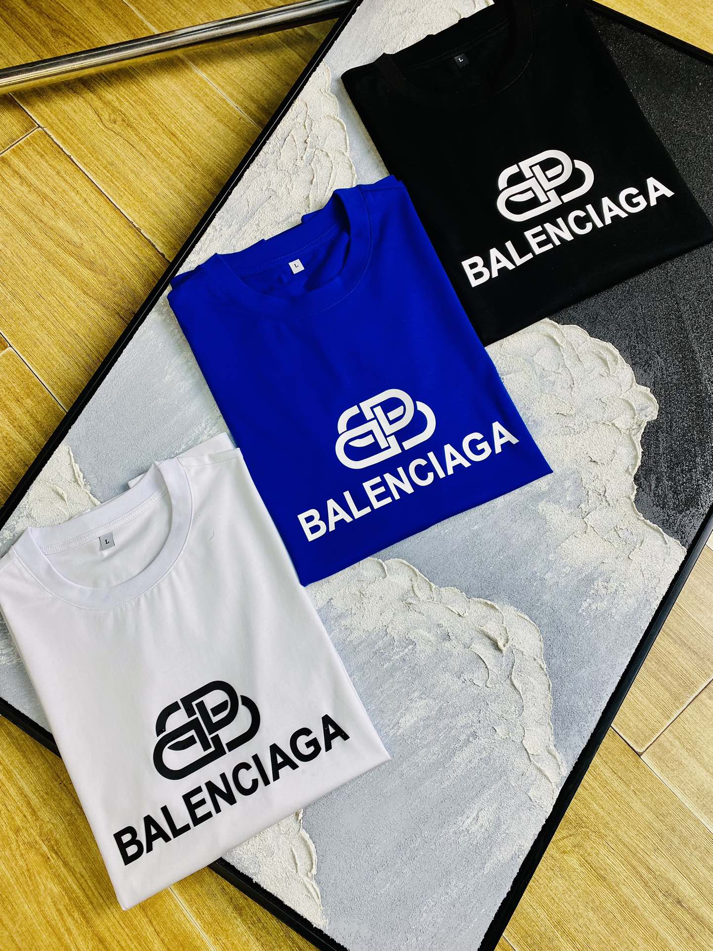 NO:136830,The same style on the official website can wear 205 catties. Balenciaga original single quality. The latest short-sleeved style. Selected counter customized top-grade double mercerized cotton imported fabric. All details are perfectly 100% replicated. Original hardware. High-end customized auxiliary materials. Original original mark. Excellent upper body effect. Number of codes. M-4XL,,balenciaga,balenciaga,T-shirt,alexander wang.19860909官网同款可穿205斤 巴黎世家Balenciaga 原单品质 最新款短袖 精选专柜订制顶级双丝光棉进口面料 所有细节做工完美1比1复刻 还原正品百分百 原版五金 高端订制辅料 原厂原标 上身效果超赞 码数 M-4XL,,balenciaga,balenciaga,T-shirt,alexander wang,Men's clothing