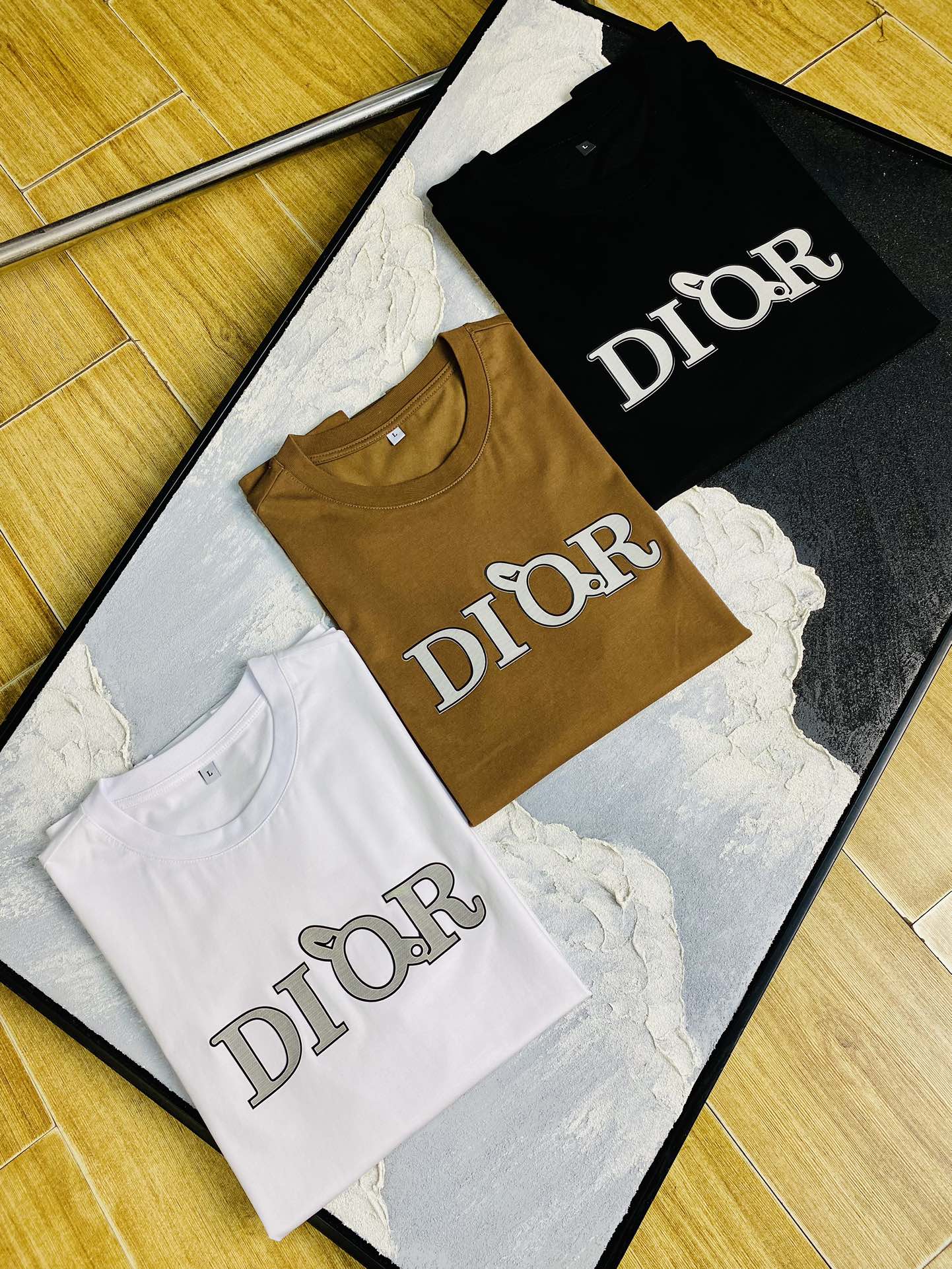 NO:606406,The same style on the official website can be worn up to 205 pounds. Dior original quality. The latest short-sleeved style. Selected counters to customize top-quality double mercerized cotton imported fabrics. All details are perfectly made and reproduced 1:1. Restore 100% authenticity. Original hardware. High-end customized accessories. Original factory original label. The upper body effect is great. Size M-4XL, dior, dior, T-shirt, alexander wang19860909官网同款可穿205斤 迪奥Dior 原单品质 最新款短袖 精选专柜订制顶级双丝光棉进口面料 所有细节做工完美1比1复刻 还原正品百分百 原版五金 高端订制辅料 原厂原标 上身效果超赞 码数 M-4XL,,dior,dior,T-shirt,alexander wang,Men's clothing